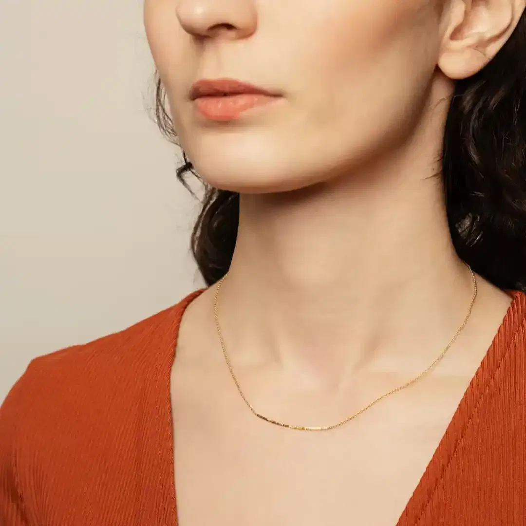 Le collier STRIA est une chaîne fine sur laquelle repose une baguette de métal rigide striée. La brillance de la texture viendra subtilement illuminer votre cou. Le parfait bijou minimaliste, à porter seul ou à accumuler !
La chaîne mesure environ 40 cm et peut se mettre à deux niveaux grâce à une chaînette de réglage.
Les bijoux Atelier Nicol sont entièrement fabriqués en laiton (sans nickel, non allergène), puis recouverts d'un bain d'or. Le placage trois microns permet à chaque pièce de pouvoir vous accompagner au quotidien et de durer dans le temps. Les bijoux plaqué argent sont, quant à eux, recouvert d'un bain d'argent de dix microns.