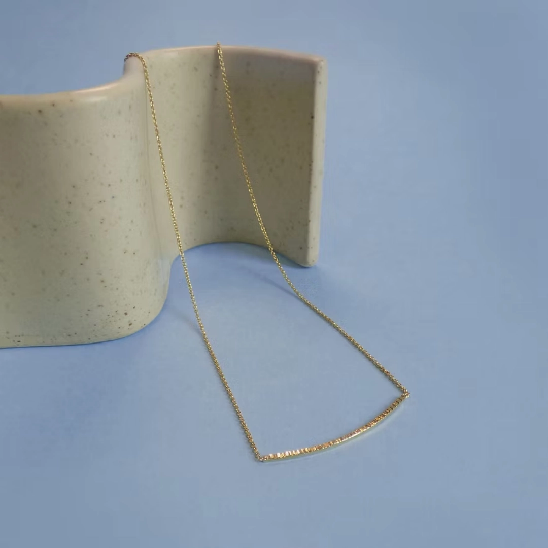 Le collier STRIA est une chaîne fine sur laquelle repose une baguette de métal rigide striée. La brillance de la texture viendra subtilement illuminer votre cou. Le parfait bijou minimaliste, à porter seul ou à accumuler !
La chaîne mesure environ 40 cm et peut se mettre à deux niveaux grâce à une chaînette de réglage.
Les bijoux Atelier Nicol sont entièrement fabriqués en laiton (sans nickel, non allergène), puis recouverts d'un bain d'or. Le placage trois microns permet à chaque pièce de pouvoir vous accompagner au quotidien et de durer dans le temps. Les bijoux plaqué argent sont, quant à eux, recouvert d'un bain d'argent de dix microns.