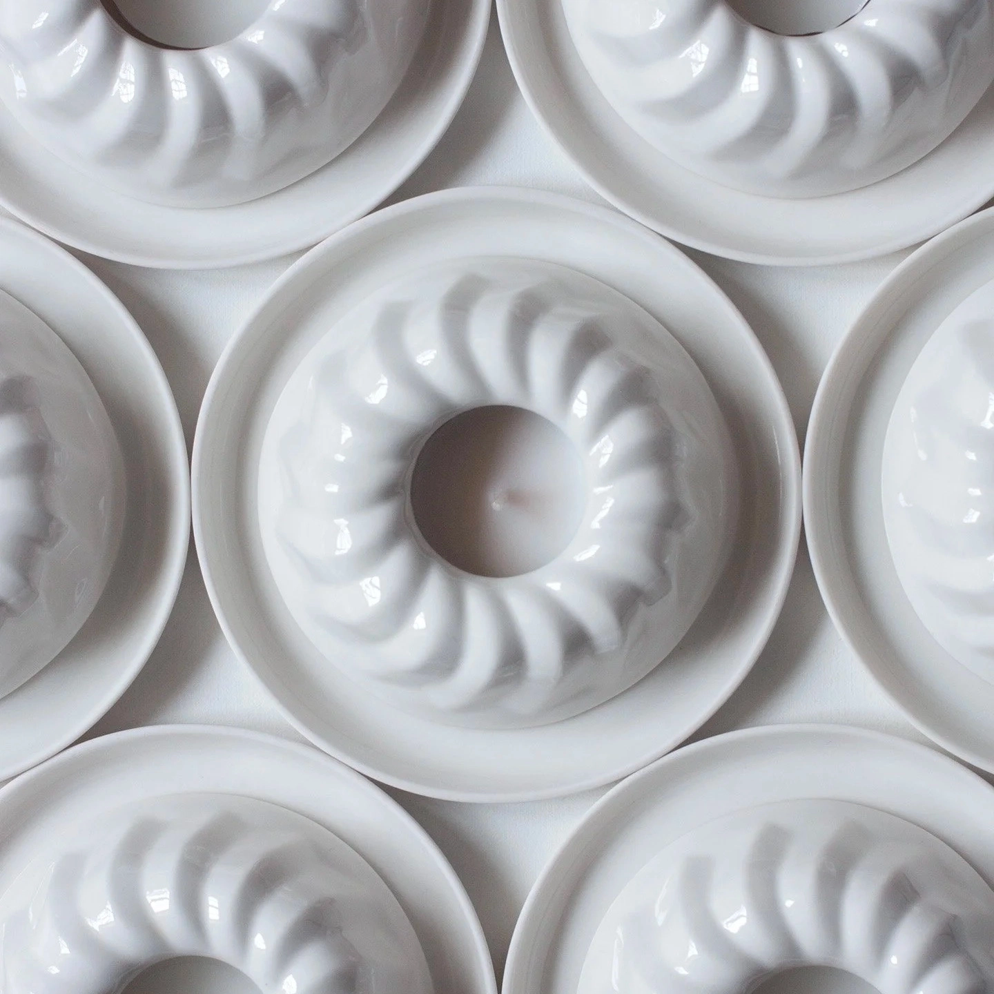 Photophore en porcelaine blanche émaillée.
S’utilise seul ou accompagné !!
Le coffret comprend 1 photophore, 1 soucoupe et 1 grande bougie chauffe-plat.
Photophore : Hauteur : 3,5 cm / Diamètre : 10 cm. Coupelle : Hauteur 1 cm / Diamètre : 13 cm. Coffret : 13,5 × 18 cm / Hauteur : 4 cm. Grande bougie chauffe-plat : Diamètre 5,5 cm