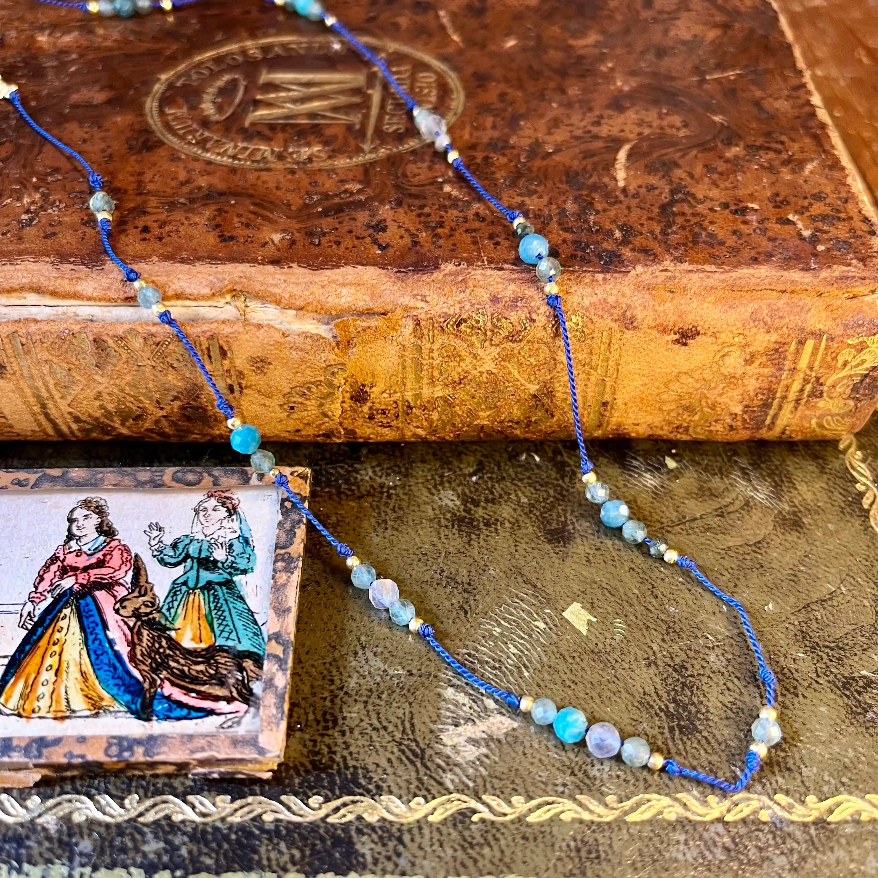 Collier fil de soie bleu