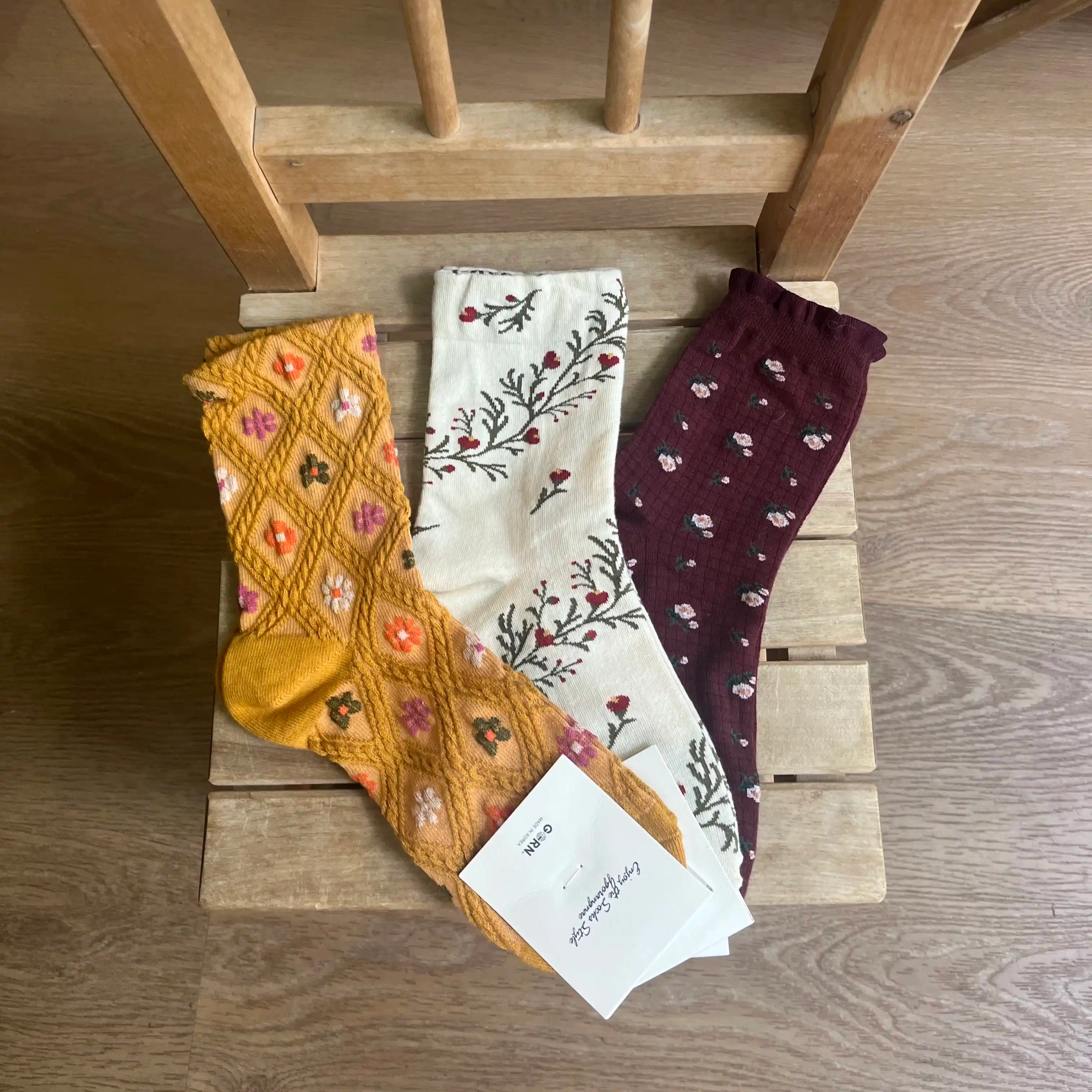 Série de chaussettes originales coréennes diffusée par Tebak