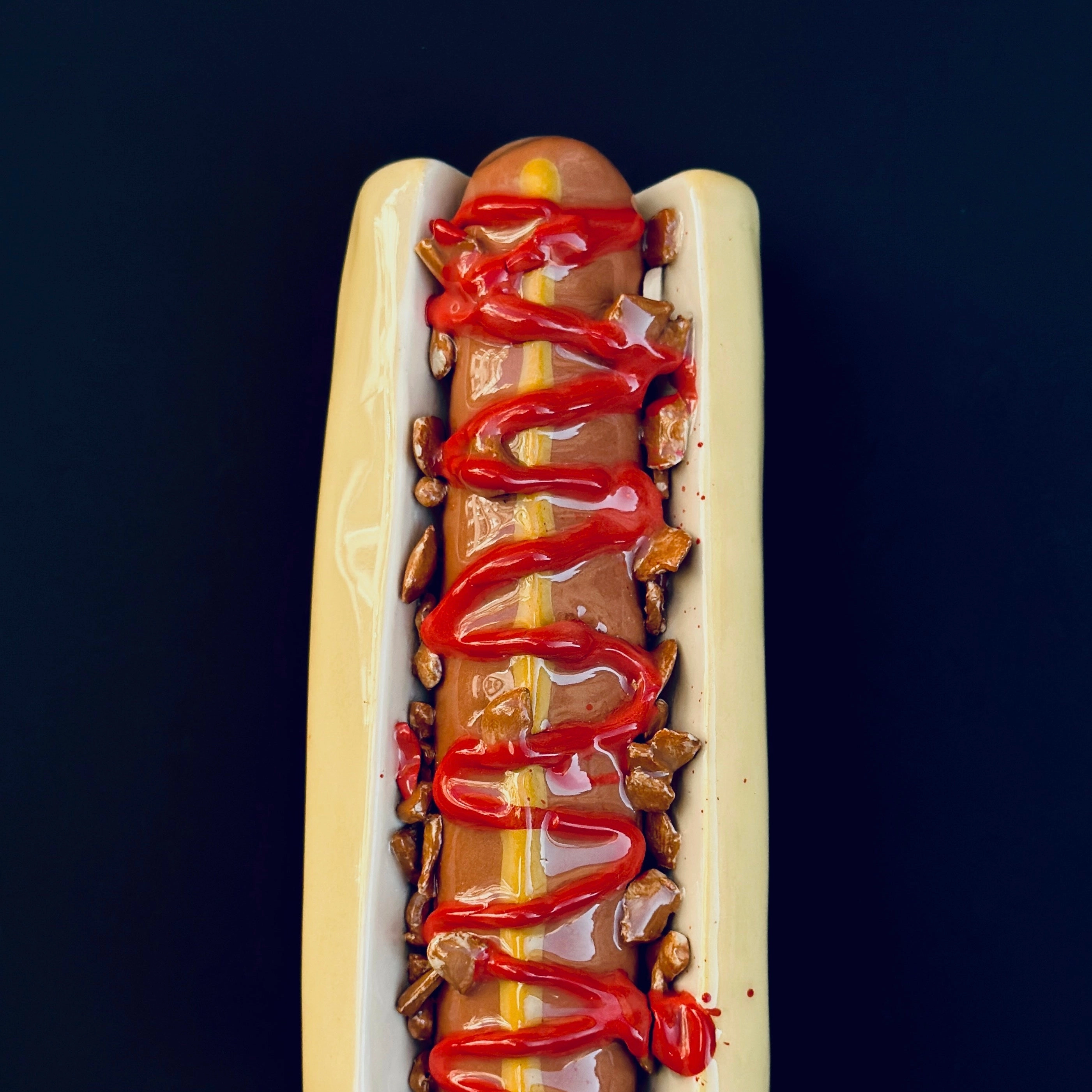 Hot Dog #1, en faïence, fabriqué à la main à Paris. CAP Céramique Artisanale Parisienne. 16 x 8 x 5 cm.