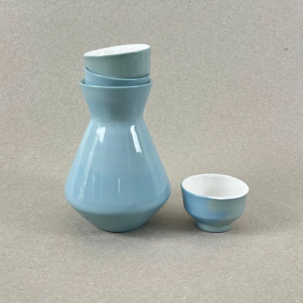 Porcelaine teintée dans la masse. Pièces à colorations variables. Couleur vert de gris Dim. : diam 8,5 cm, h : 12 cm Contenance : 300 ML Une toute nouvelle pièce chez Eugène Griotte, la carafe à saké. Une forme légère et délicate qui prend soin de cette boisson complexe, aux saveurs multiples. N'oubliez pas d'aller écouter le motif musical associé à cette collection.