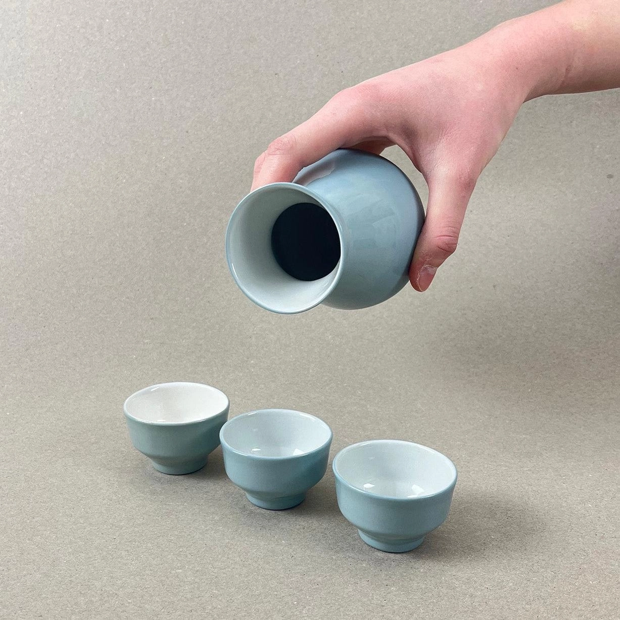 Porcelaine teintée dans la masse. Pièces à colorations variables. Couleur vert de gris Dim. : diam 8,5 cm, h : 12 cm Contenance : 300 ML Une toute nouvelle pièce chez Eugène Griotte, la carafe à saké. Une forme légère et délicate qui prend soin de cette boisson complexe, aux saveurs multiples. N'oubliez pas d'aller écouter le motif musical associé à cette collection.