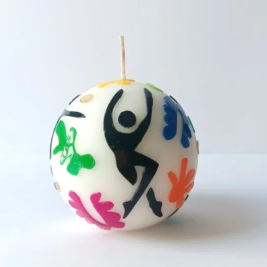 Fait main par Kiri Megan dans son atelier parisien, chaque bougie est unique.
La durée de combustion peut varier.
Matériaux et dimensions
Dimensions : 8x8cm
Mèche 100 % coton
Combustion sans résidu ni fumée
Sans parfum.