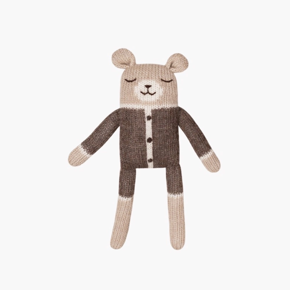 Doudou ourson en laine est réalisé en laine 100% baby alpaga, une fibre naturellement hypoallergénique et antibactérienne. Tricotée et brodée à la main en Bolivie dans un atelier commerce équitable