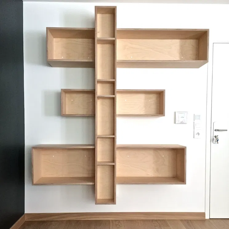 Réalisateur-monteur, création de meubles sur-mesure, Charles réalise des aménagements haut de gamme à Paris, alliant esthétique, précision et souci du détail, selon un client satisfait.