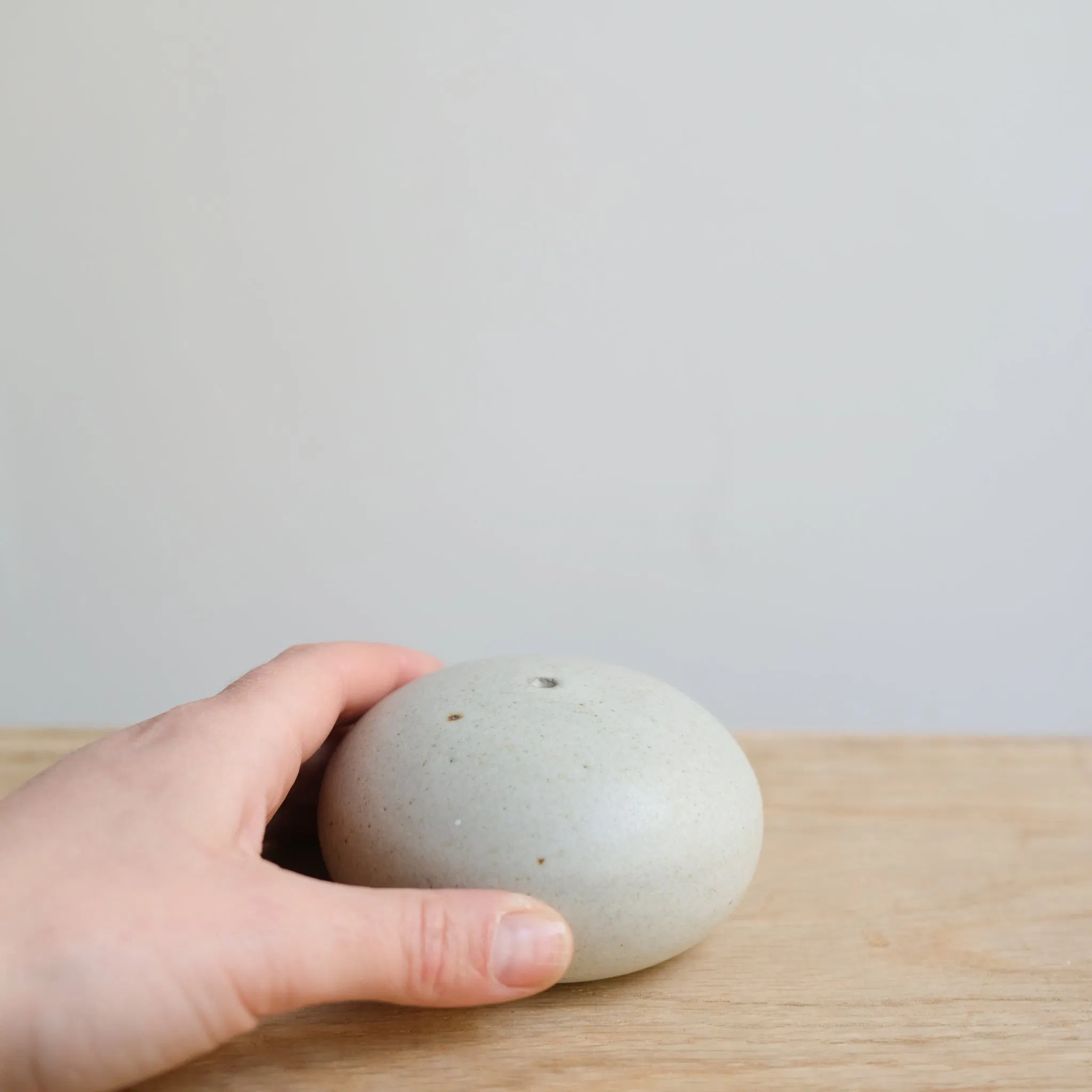 Vase en grès D 8,5cm - blanc gris