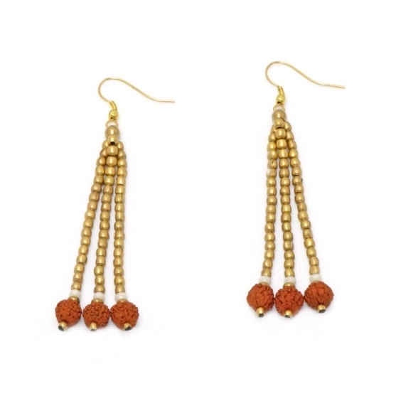 Jolie paire de boucles d’oreilles pendantes avec des graines de rudrashka et de petites perles beiges, de la marque française Nataraj