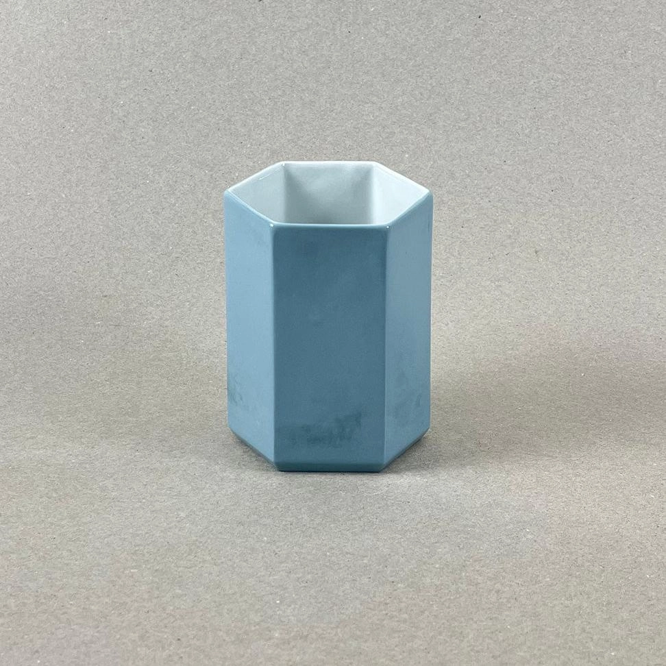 Porcelaine teintée dans la masse. Pièces à colorations variables. 8 x 12 x 8 cm. « Histoires d'eau » est un ensemble design de porcelaine contemporaine créé pour la salle de bain. Il comprend un porte-savon et un pot à brosse-à-dent. Ces délicates pièces de porcelaine allient des formes géométriques simples et des motifs organiques qui laissent rêveurs et font de chaque objet un tirage unique. Les objets de cette collection sont obtenus par coulage, un à un, à la main. L'aspect marbré qui se dessine délicatement à la surface provient de l'ajout d'une couleur directement dans la pâte de porcelaine au moment du coulage.