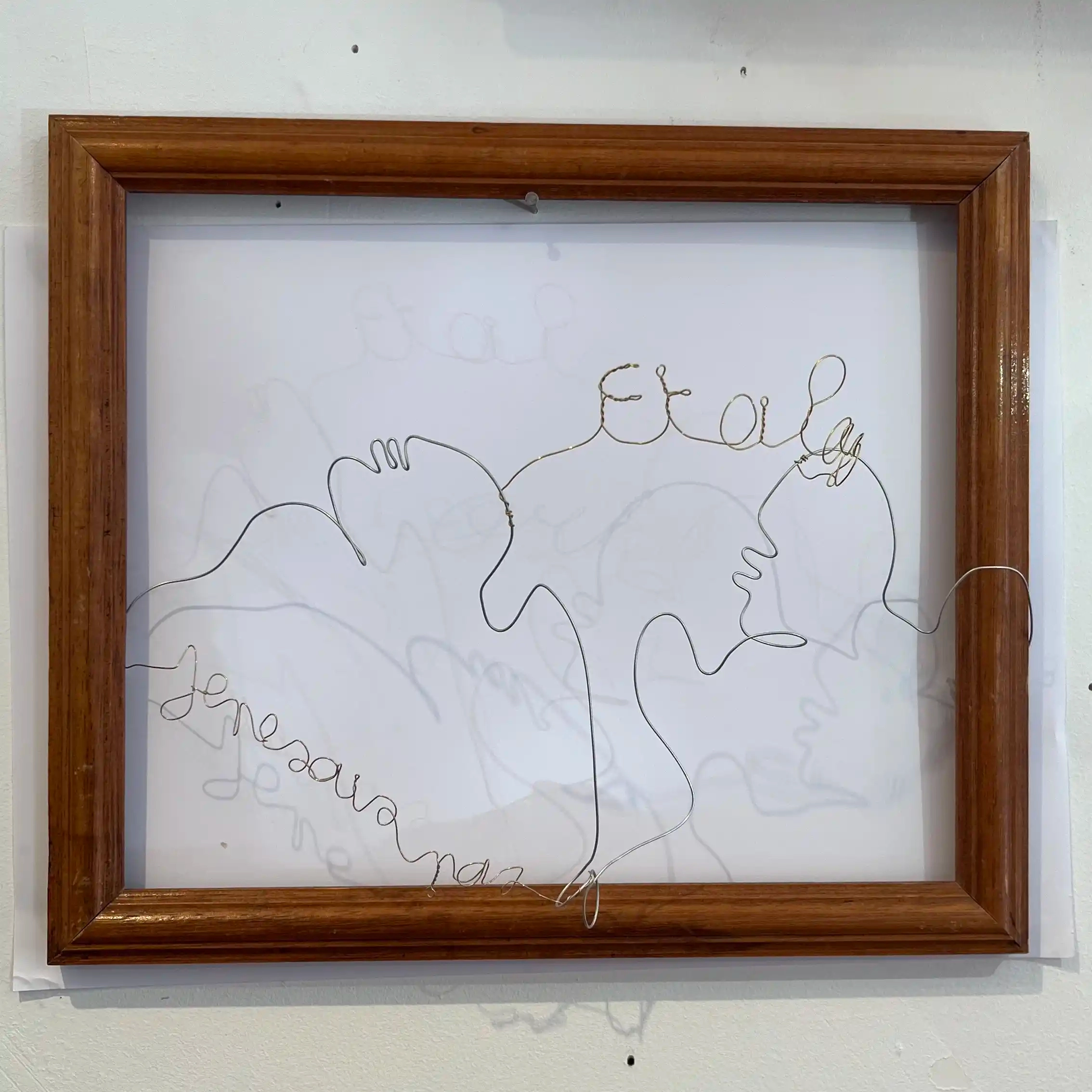 Sculpture en fil de fer. L'assemblage combine dessins et écritures, créés à partir d'un seul fil de fer