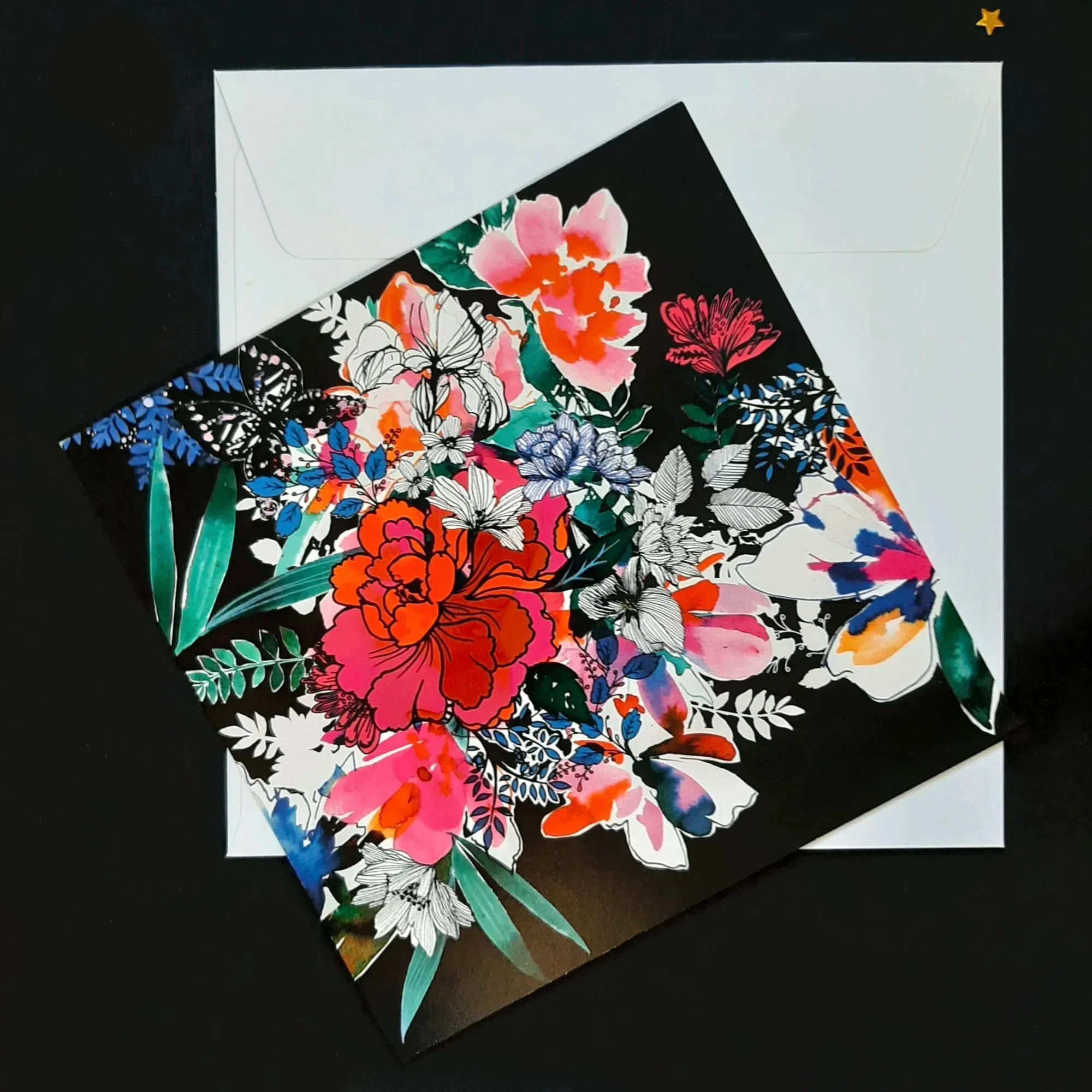 Carte postale ou carte de voeux de 15 x 15 cm réalisée à partir de dessins floraux fait à la main (encre, pinceaux, plumes, stylo feutre, Posca, aquarelle, encre de chine). Les dessins sont ensuite scannés un à un et la composition est créée sur photoshop. La carte est imprimée sur du beau papier de qualité (Curious metallics).
Vendue avec une enveloppe blanche.