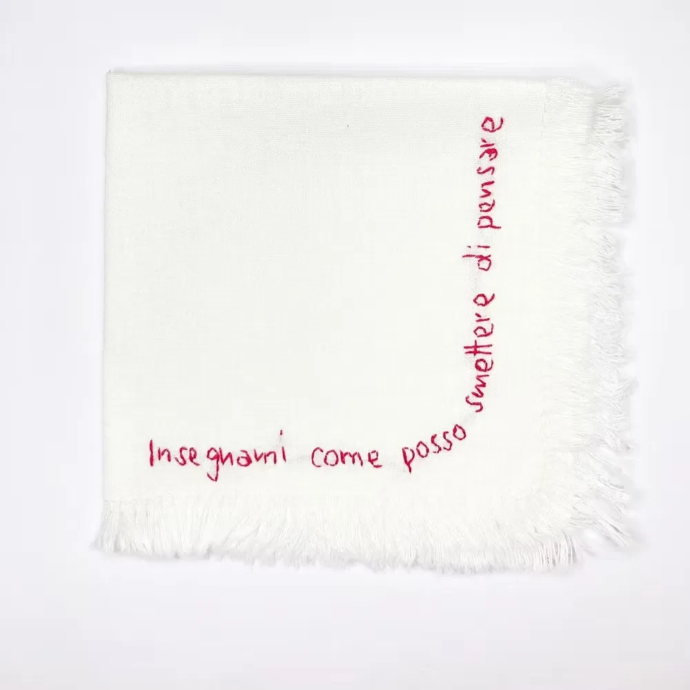 Découvrez nos serviettes uniques, brodées à la main avec des tirades de Romeo e Giulietta apportant une touche de poésie à votre table. Chaque serviette est fabriquée à partir de tissu de fin de série en coton et lin, alliant douceur et durabilité. La broderie, réalisée en fil rouge de coton, sublime ces pièces exclusives et raconte une histoire d’amour intemporelle. Faites de chaque repas un moment d’élégance et de raffinement avec ces serviettes écoresponsables et pleines de charme. Dimensions: 25 cm x 25 cm. Tissu issu d'une fin de série de tissus : coton et lin.