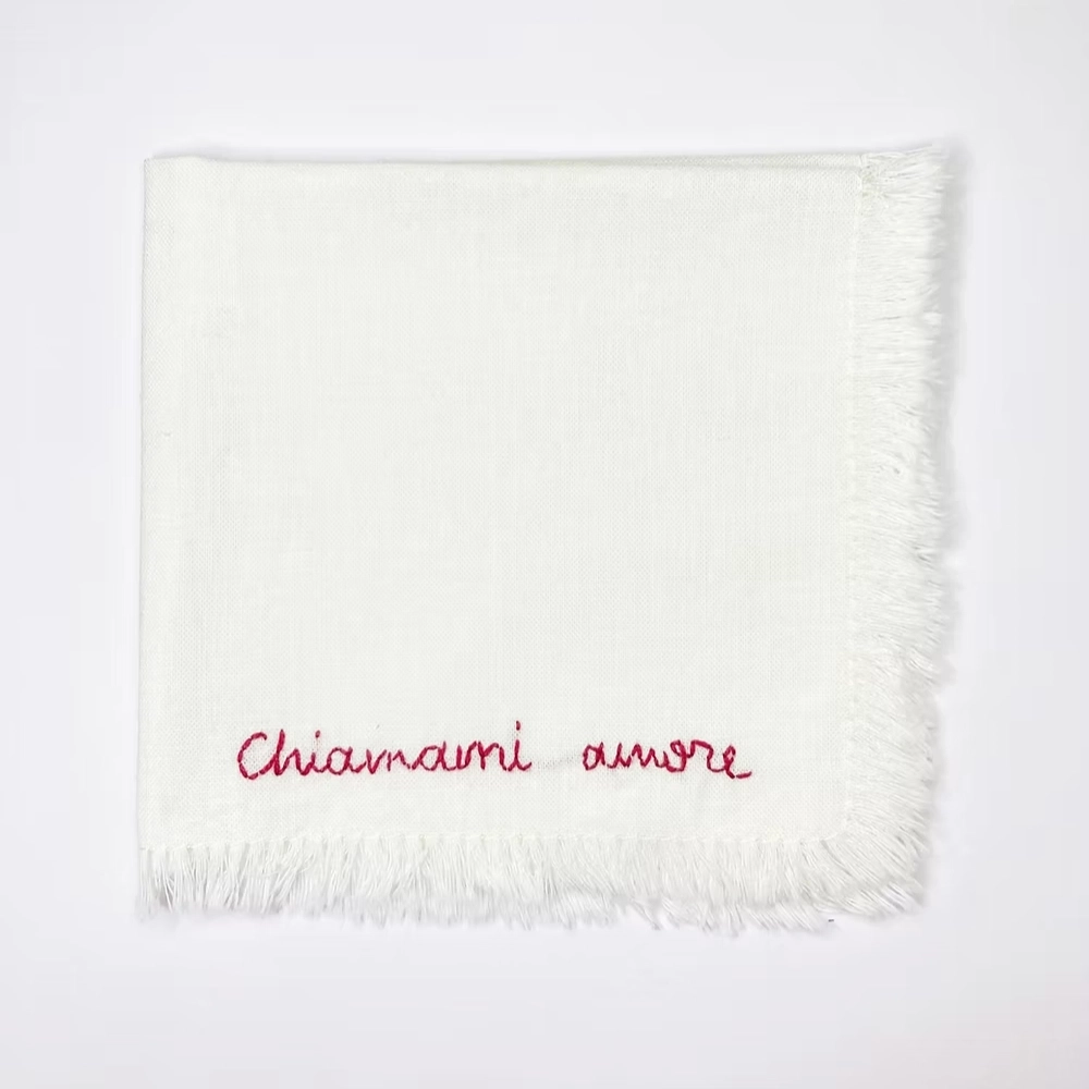 Découvrez nos serviettes uniques, brodées à la main avec des tirades de Romeo e Giulietta apportant une touche de poésie à votre table. Chaque serviette est fabriquée à partir de tissu de fin de série en coton et lin, alliant douceur et durabilité. La broderie, réalisée en fil rouge de coton, sublime ces pièces exclusives et raconte une histoire d’amour intemporelle. Faites de chaque repas un moment d’élégance et de raffinement avec ces serviettes écoresponsables et pleines de charme. Dimensions: 25 cm x 25 cm. Tissu issu d'une fin de série de tissus : coton et lin.