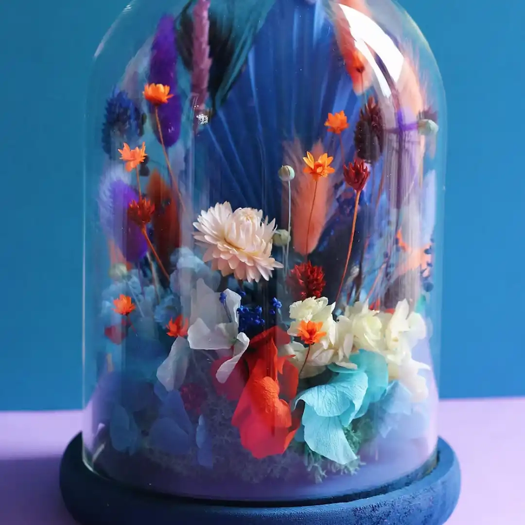 Grande cloche de fleurs séchées
Dimensions : ø 17 cm x H 24 cm
Bleu, vert, violet, orange et blanc avec un socle bleu foncé peint à la main