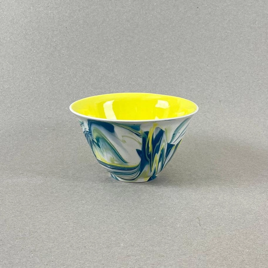 Porcelaine teintée dans la masse Pièces à colorations variables. h: 8cm, diam. 13,5 cm Contenance 450 Ml Se lever et débuter un moment qui ne devrait jamais se finir. Comme boire un café au lait en regardant le soleil se lever sur la montagne et en écoutant une douce musique pour accompagner cette contemplation. Ce petit bol aux couleurs de l'aube sur les massifs montagneux offre quelques minutes de repos avant d'entamer la journée. Nos objets sont obtenus par coulage, un à un, à la main. Ils présentent chacun des particularités qui attestent de leur aspect artisanal. Nous proposons des pièces à caractère unique, ou en petite série. C'est pourquoi le stock est limité.