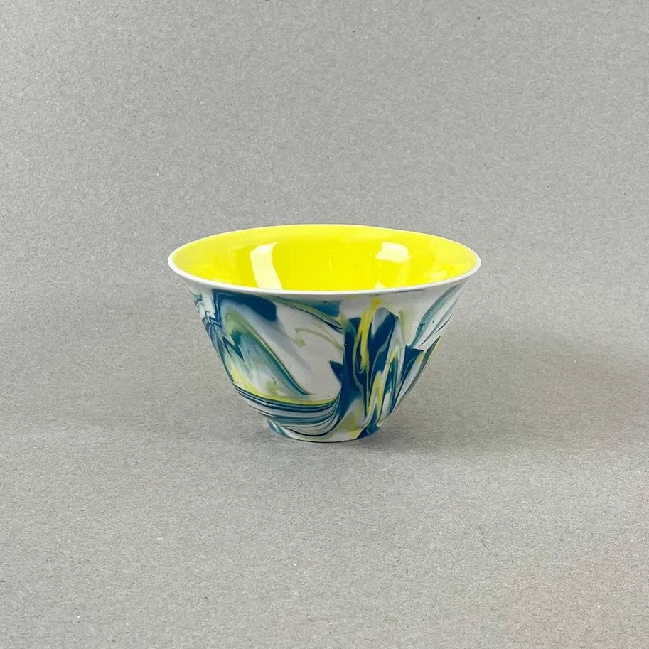 Porcelaine teintée dans la masse Pièces à colorations variables. h: 8cm, diam. 13,5 cm Contenance 450 Ml Se lever et débuter un moment qui ne devrait jamais se finir. Comme boire un café au lait en regardant le soleil se lever sur la montagne et en écoutant une douce musique pour accompagner cette contemplation. Ce petit bol aux couleurs de l'aube sur les massifs montagneux offre quelques minutes de repos avant d'entamer la journée. Nos objets sont obtenus par coulage, un à un, à la main. Ils présentent chacun des particularités qui attestent de leur aspect artisanal. Nous proposons des pièces à caractère unique, ou en petite série. C'est pourquoi le stock est limité.