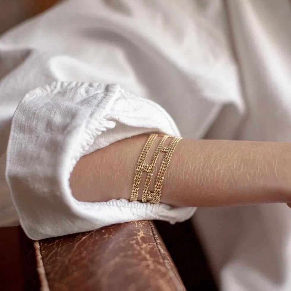 La ligne Tapestry s’inspire des tapisseries anciennes et des broderies précieuses. Elle rend hommage au travail minutieux et au temps long, avec des pièces ouvragées mais toujours épurées. Un jeu de composition minimal ayant pour point de départ une même trame de perles fines, travaillées comme de petites architectures tantôt géométriques, tantôt organiques. Des pièces subtiles qui captent la lumière.
Matériaux : en laiton doré à l'or fin recyclé 24 carats, couleur laquée
Dimensions : longueur 15,5 cm + chaînette de réglage
Poids : 8,5g
Tous nos bijoux sont garantis 2 ans
Pensé et fabriqué main à Paris
Livré dans son packaging individuel écologique.
Conseils d'entretien : évitez le contact avec l'eau et le parfum afin que le bijou conserve son éclat
Nos matières premières sont soigneusement sélectionnées et sans risques pour votre santé : elles ne contiennent ni plomb, ni nickel, ni cadmium, conformément à la législation.