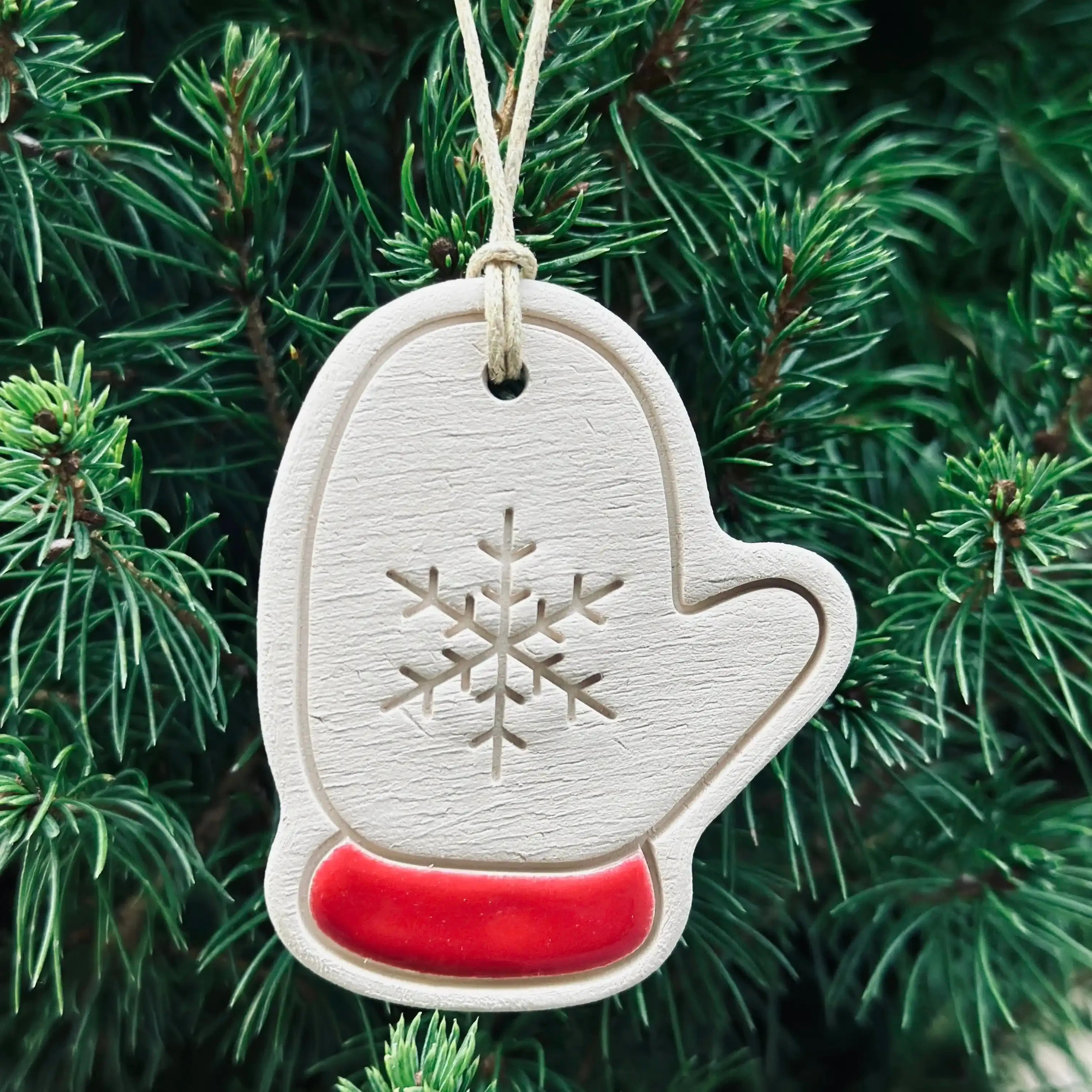 4 Pendentifs moufles pour sapin de Noël. Fabriqués à la main en faïence, à Paris. Environ 5x4,5 cm. Ficelle résistante en coton ciré. CAP Céramique Artisanale Parisienne