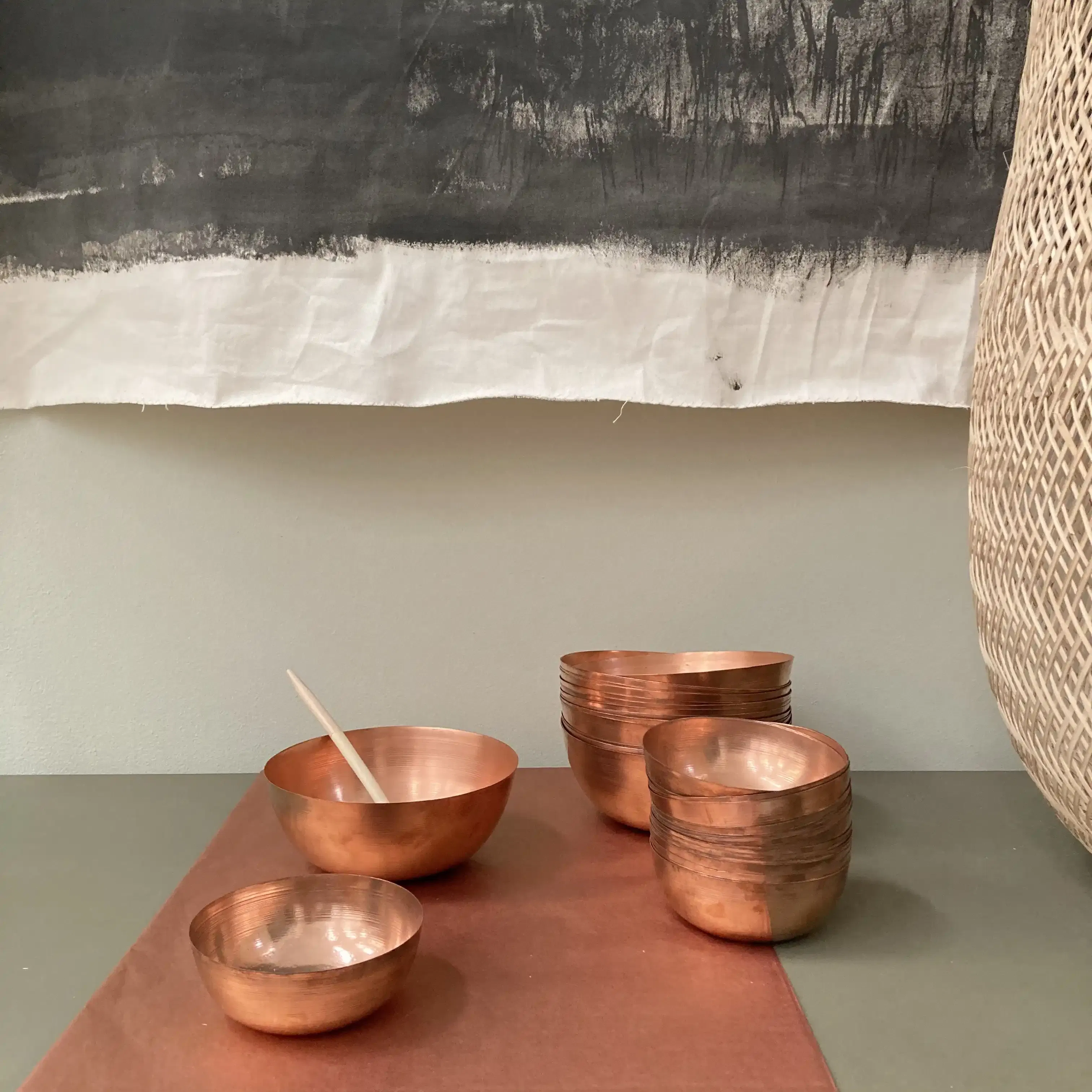 Matière : Cuivre
Dimensions :
Petit modèle: H5,5cm x Diamètre 12cm
Grand modèle: H7cm x Diamètre 16cm