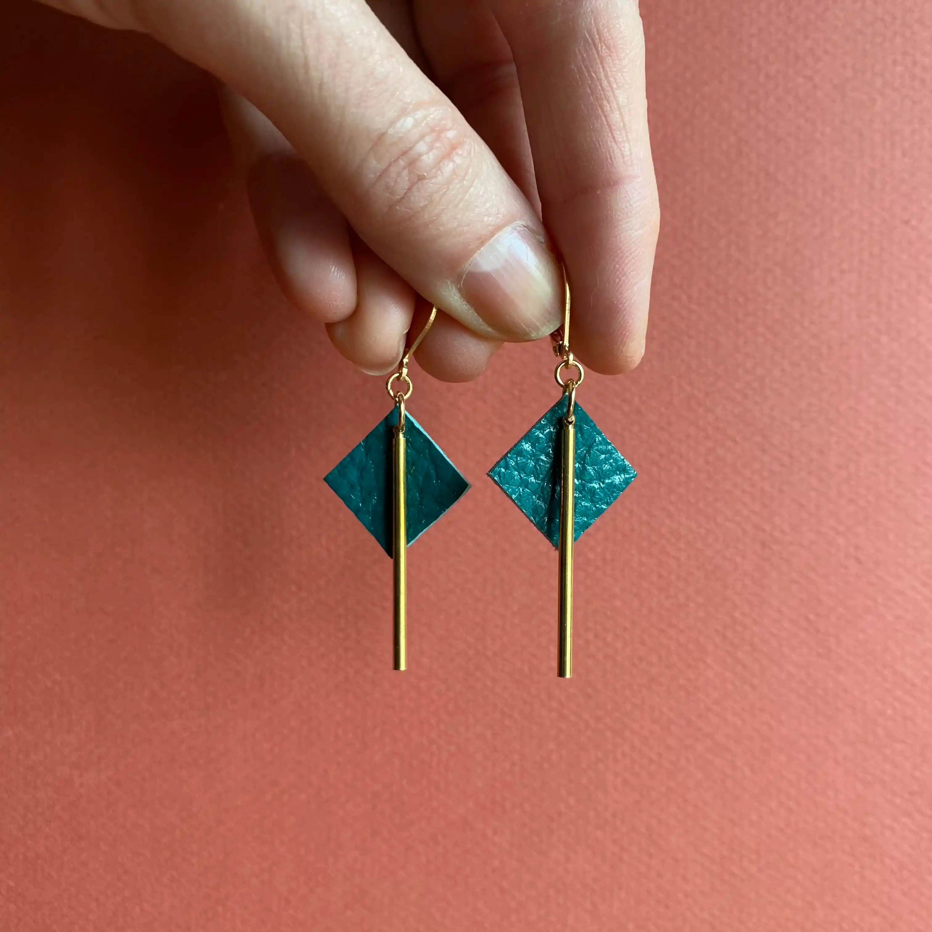 Boucles d'oreilles Babies. Boucles d'oreilles pendantes en cuir et laiton