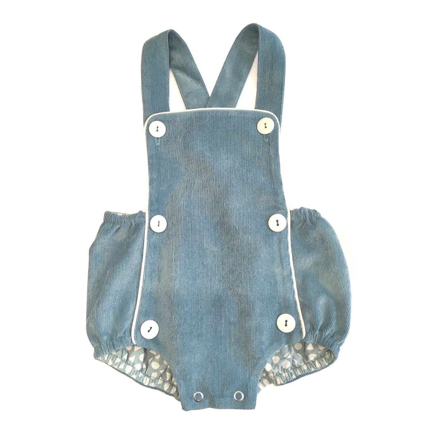 Avec ses 6 boutons sur le devant, bébé aura un look un brin rétro. Composition : velours milleraie et imprimé coton. Fabriqué avec amour à Paris