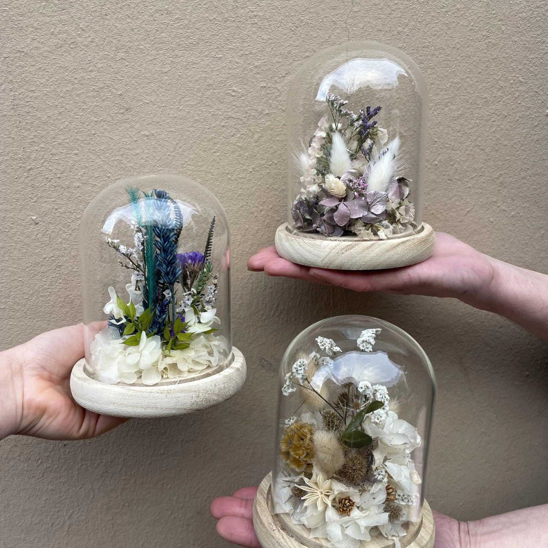 Cloche sous verre de fleurs séchées
