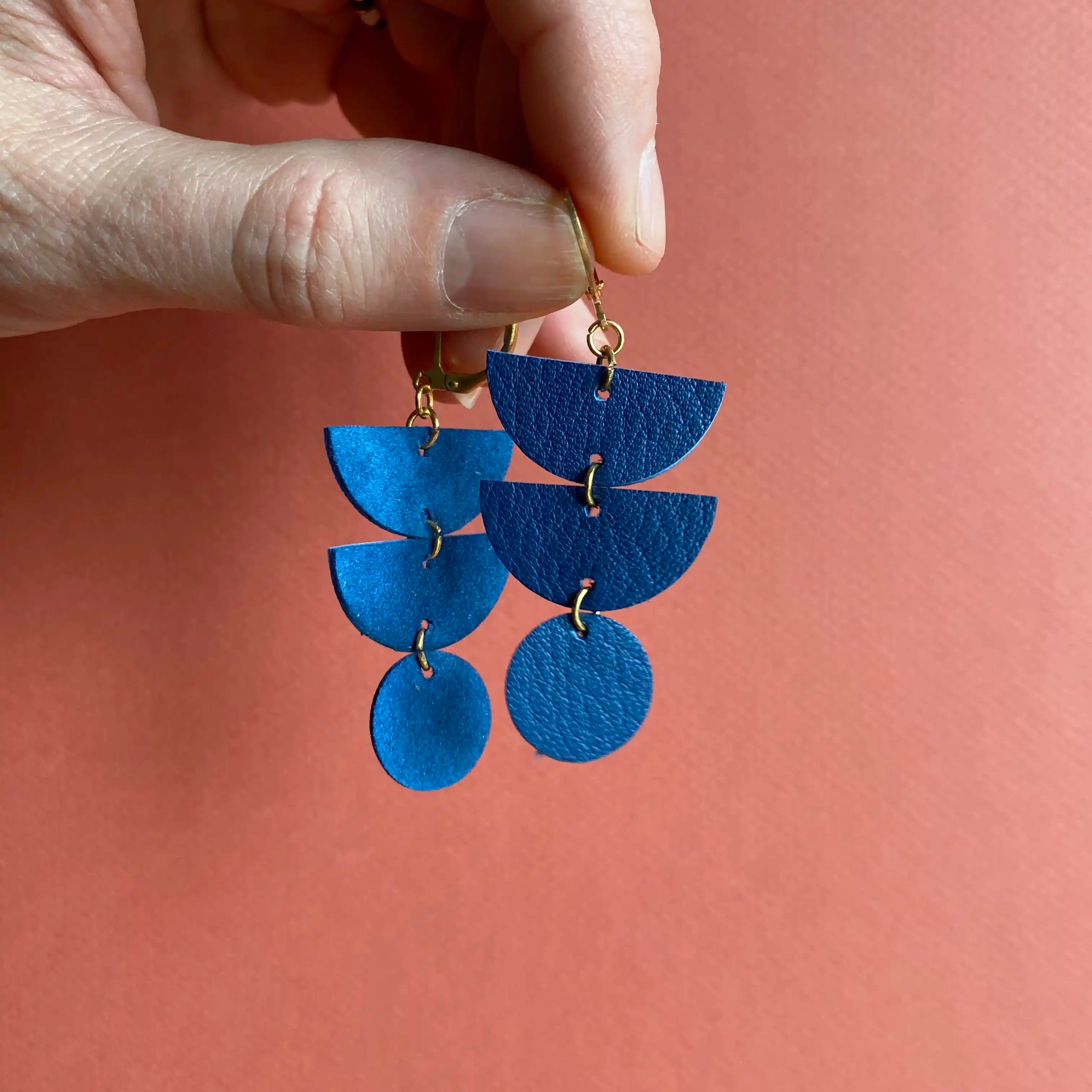 Boucles d'oreilles Grand Calder. Boucles d'oreilles pendantes en cuir et laiton