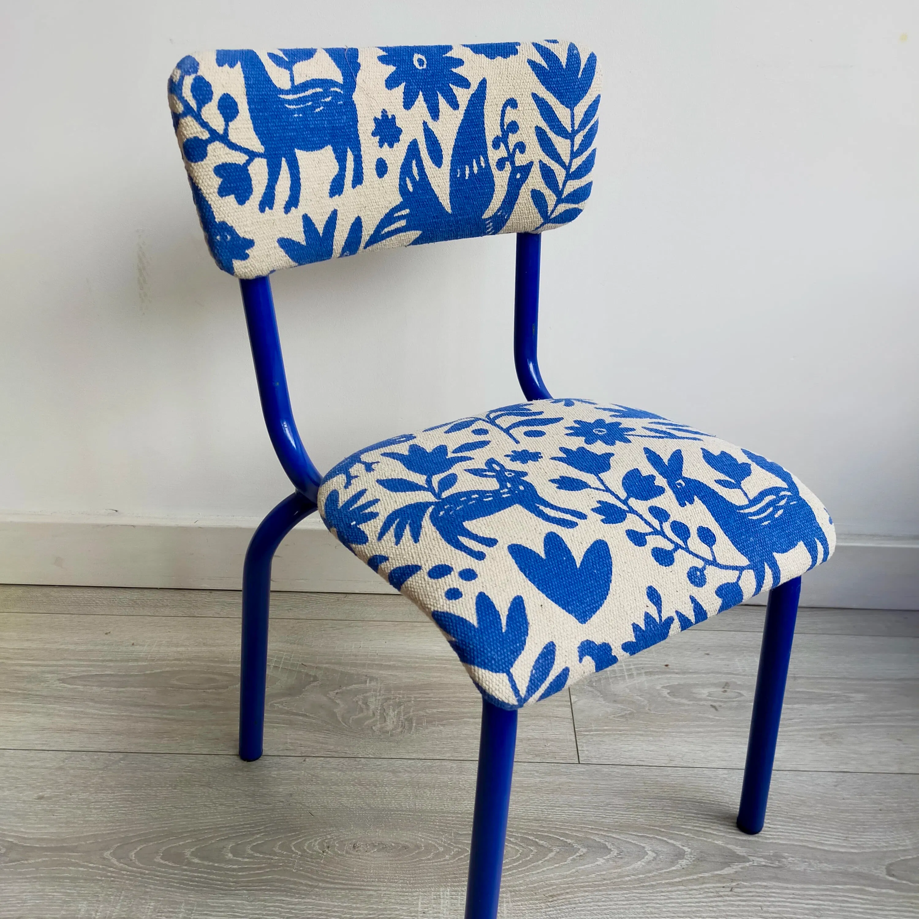 Petites chaises d’école chinée et relookée