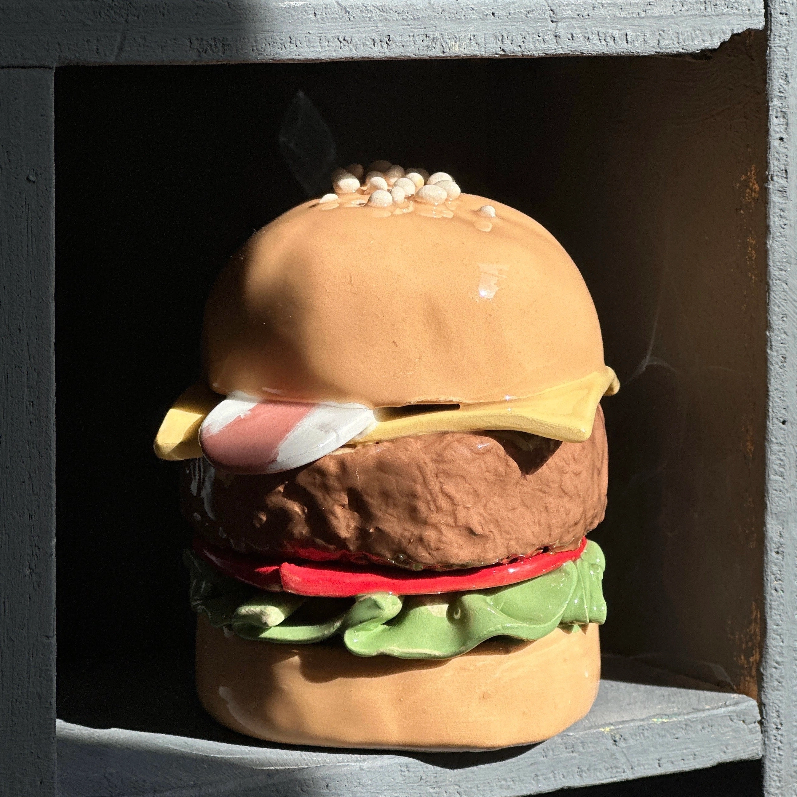 Bacon Cheese Burger #8 en faïence, fabriqué à la main à Paris. CAP Céramique Artisanale Parisienne. Largeur 9/11 cm - Hauteur 10 cm