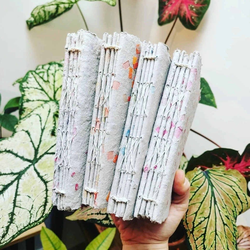 Carnets uniques en papier fait-main à l'atelier ahorita à Montreuil (93).
Le papier contient des confettis provenant de chutes de papier. Rien ne se jette !
Chaque carnet contient 5 petits livrets de 40 pages de papier blanc ivoire 100g. Format A6, reliure cousue main.