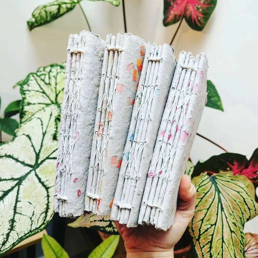 Carnets uniques en papier fait-main à l'atelier ahorita à Montreuil (93).
Le papier contient des confettis provenant de chutes de papier. Rien ne se jette !
Chaque carnet contient 5 petits livrets de 40 pages de papier blanc ivoire 100g. Format A6, reliure cousue main.