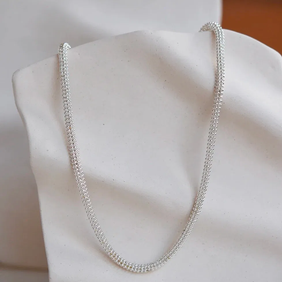 Deia puise son inspiration dans l’organique, de la flore marine aux végétaux grimpants. Chaque pièce est une surprise: lors du façonnage, les éléments fusionnent toujours de manière différente et génèrent de nouvelles formes aux contours aléatoires. Cette singularité précieuse se décline sur chaque bijou, avec des pièces souples qui épousent les courbes du corps et d’autres plus sculpturales. Une collection poétique et subtile.
Matériaux : laiton doré à l'or fin recyclé 24 carats
Dimensions : 42 cm + chaîne de réglage
Poids: 15,60g
Tous nos bijoux sont garantis 2 ans
Pensé et fabriqué main à Paris
Livré dans son packaging individuel écologique.
Conseils d'entretien : évitez le contact avec l'eau et le parfum afin que le bijou conserve son éclat
Nos matières premières sont soigneusement sélectionnées et sans risques pour votre santé : elles ne contiennent ni plomb, ni nickel, ni cadmium, conformément à la législation.