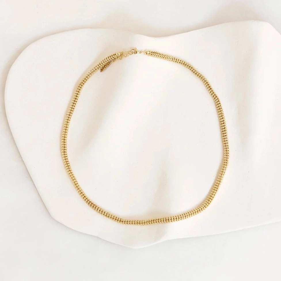 Deia puise son inspiration dans l’organique, de la flore marine aux végétaux grimpants. Chaque pièce est une surprise: lors du façonnage, les éléments fusionnent toujours de manière différente et génèrent de nouvelles formes aux contours aléatoires. Cette singularité précieuse se décline sur chaque bijou, avec des pièces souples qui épousent les courbes du corps et d’autres plus sculpturales. Une collection poétique et subtile.
Matériaux : laiton doré à l'or fin recyclé 24 carats
Dimensions : 42 cm + chaîne de réglage
Poids: 15,60g
Tous nos bijoux sont garantis 2 ans
Pensé et fabriqué main à Paris
Livré dans son packaging individuel écologique.
Conseils d'entretien : évitez le contact avec l'eau et le parfum afin que le bijou conserve son éclat
Nos matières premières sont soigneusement sélectionnées et sans risques pour votre santé : elles ne contiennent ni plomb, ni nickel, ni cadmium, conformément à la législation.