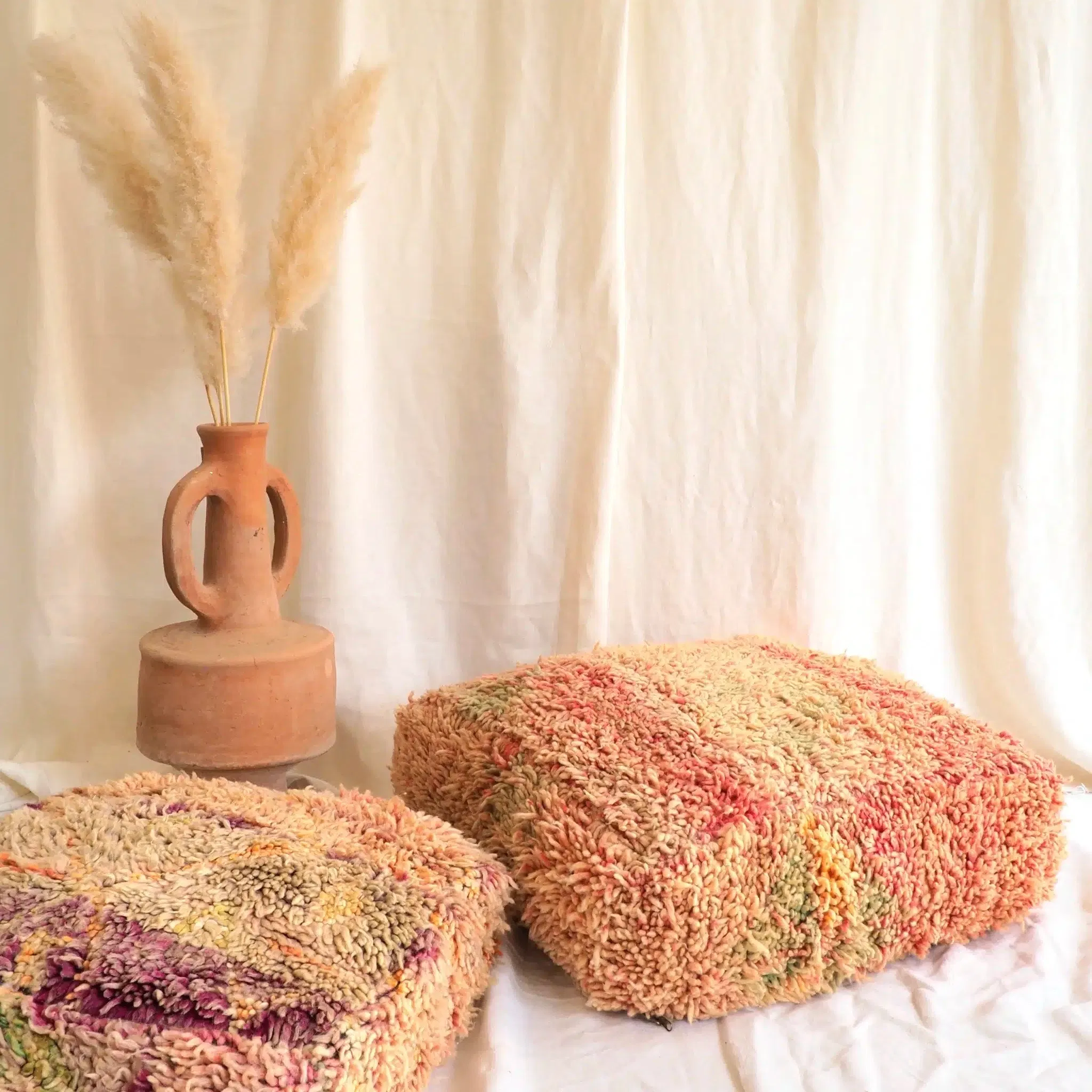 Pouf Berbère Marocain en pure laine. Entièrement réalisé à la main à partir d’un tapis Beni Mellal ancien.
Il mesure environ 60 x 60 cm environ et 30 cm de hauteur environ
Vendu vide, le pouf peut être garni grâce à des couvertures, oreillers et coussins etc… ou grâce à différents remplissages disponibles dans dans le commerce. Apportez lui le gonflant et la fermeté/moelleux que vous souhaitez, en ajustant le rembourrage à votre convenance, grâce à sa large ouverture à fermeture éclair.
Ce pouf Berbère Marocain aux tons roses s’adaptera parfaitement à tout style de décoration d’intérieur. Apportez une touche d’authenticité à votre décoration grâce à cette pièce unique!
Des imperfections peuvent être constatées du fait du grand âge des tapis qui sont utilisés pour la confection de ces poufs