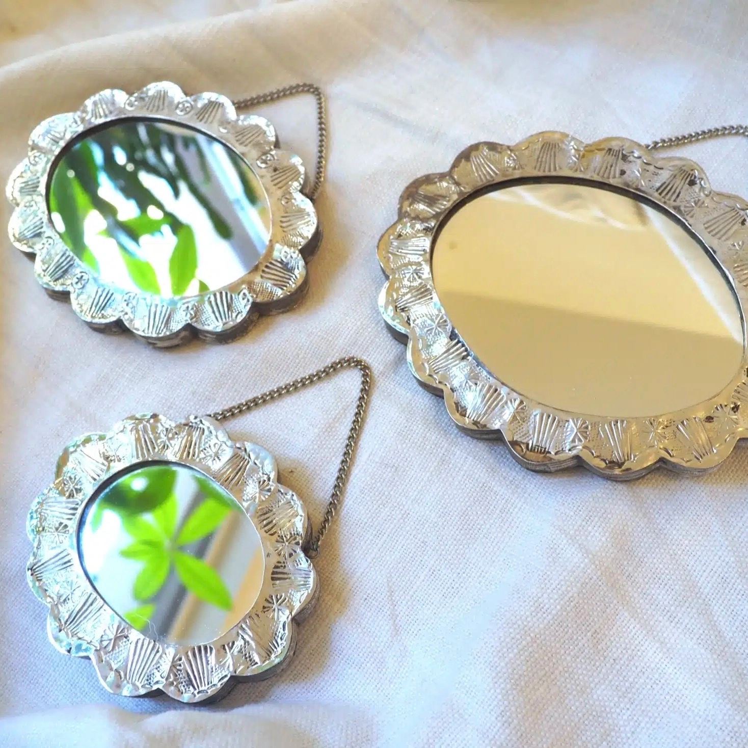 Miroir mural Ottoman ancien en argent 900 fabriqué à la main en Turquie dans les années 1900. Nous vous le proposons en trois tailles différentes
Dimensions :
Taille L 16 x 13 cm, Taille M 15 x 11, Taille S 11 x 9 cm
Ces miroirs précieux en argent font traditionnellement partie des objets que possédaient les femmes lors de leur mariage.
Ils disposent d’une chaîne afin de pouvoir l’accrocher facilement au mur. Retournez les lorsque vous ne les utilisez pas afin de profiter du travail élégant réalisé à l’arrière. Le dos est en effet finement ciselé de jolis motifs en relief, qui font de chacun une pièce unique et une véritable oeuvre d’art.
Nous avons chiné pour vous ces trois miroirs Ottomans anciens en argent chez un brocanteur à Athènes en Grèce. Magnifiquement travaillés, vous apprécierez les détails tout en relief de chaque pièce et pourrez les disposer seuls ou en accumulation, et pourquoi pas dans un pêle mêle mural, parmi d’autres objets décoratifs. C’est un accessoire à la fois fonctionnel et stylisé, qui apportera une touche de poésie à votre intérieur.
Nous ne fournissons pas le clou nécessaire à sa suspension.
Cette pièce apportera caractère et authenticité à votre décoration d’intérieur, pour un style unique. Ajoutez une touche élégante et vintage à votre maison en adoptant cet ancien miroir Ottoman en argent, qui ira dans toutes les pièces de votre intérieur!
On estime ces miroirs au début du XXème siècle
Veuillez noter qu’aucune pièce n’est parfaite. Ces objets sont anciens et ont été utilisés, ils comportent donc pour certains des traces d’usure normale. Ces imperfections font partie du charme de ces objets anciens, nous ne les considérerons donc pas comme des défauts. Ils leur apportent au contraire tout leur caractère.