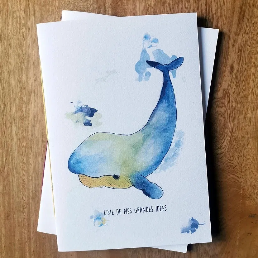 Carnet comprenant 40 pages vierges, reliure cousue au fil (la couleur des fils peut varier d'un modèle à l'autre), couverture souple imprimée avec llustration originale.
Deux motifs disponibles : Baleine : "liste de mes grandes idées" / Pieuvre : "liste des mes idées tordues"
Deux formats disponibles : A5 et A6