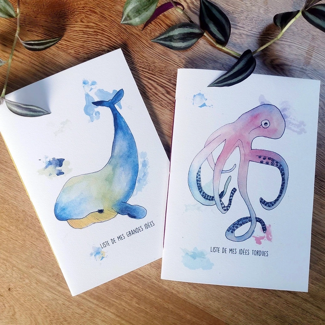 Carnet comprenant 40 pages vierges, reliure cousue au fil (la couleur des fils peut varier d'un modèle à l'autre), couverture souple imprimée avec llustration originale.
Deux motifs disponibles : Baleine : "liste de mes grandes idées" / Pieuvre : "liste des mes idées tordues"
Deux formats disponibles : A5 et A6