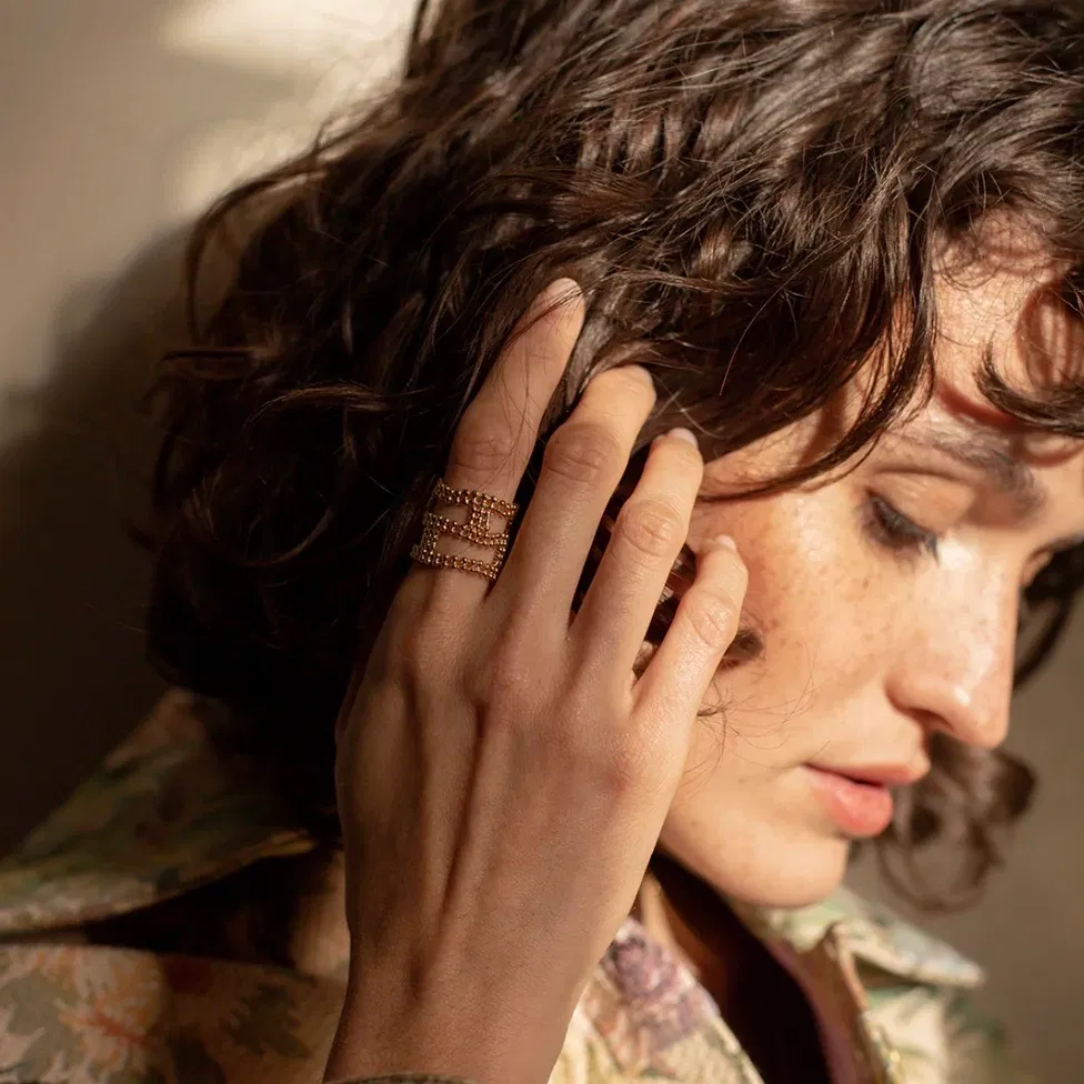 La ligne Tapestry s’inspire des tapisseries anciennes et des broderies précieuses. Elle rend hommage au travail minutieux et au temps long, avec des pièces ouvragées mais toujours épurées. Un jeu de composition minimal ayant pour point de départ une même trame de perles fines, travaillées comme de petites architectures tantôt géométriques, tantôt organiques. Des pièces subtiles qui captent la lumière.
Matériaux : laiton doré à l'or fin 24 carats, couleur laquée
Dimensions : 1,7 cm d'épaisseur
Poids : 2,71g
Tous nos bijoux sont garantis 2 ans
Pensée et fabriquée main à Paris
Livrée dans son packaging individuel écologique.
Conseils d'entretien : évitez le contact avec l'eau et le parfum afin que le bijou conserve son éclat
Nos matières premières sont soigneusement sélectionnées et sans risques pour votre santé : elles ne contiennent ni plomb, ni nickel, ni cadmium, conformément à la législation.