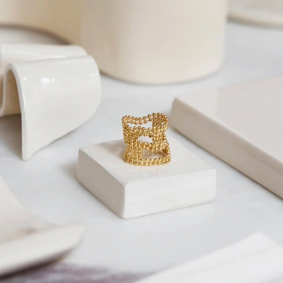 La ligne Tapestry s’inspire des tapisseries anciennes et des broderies précieuses. Elle rend hommage au travail minutieux et au temps long, avec des pièces ouvragées mais toujours épurées. Un jeu de composition minimal ayant pour point de départ une même trame de perles fines, travaillées comme de petites architectures tantôt géométriques, tantôt organiques. Des pièces subtiles qui captent la lumière.
Matériaux : laiton doré à l'or fin 24 carats, couleur laquée
Dimensions : 1,7 cm d'épaisseur
Poids : 2,71g
Tous nos bijoux sont garantis 2 ans
Pensée et fabriquée main à Paris
Livrée dans son packaging individuel écologique.
Conseils d'entretien : évitez le contact avec l'eau et le parfum afin que le bijou conserve son éclat
Nos matières premières sont soigneusement sélectionnées et sans risques pour votre santé : elles ne contiennent ni plomb, ni nickel, ni cadmium, conformément à la législation.