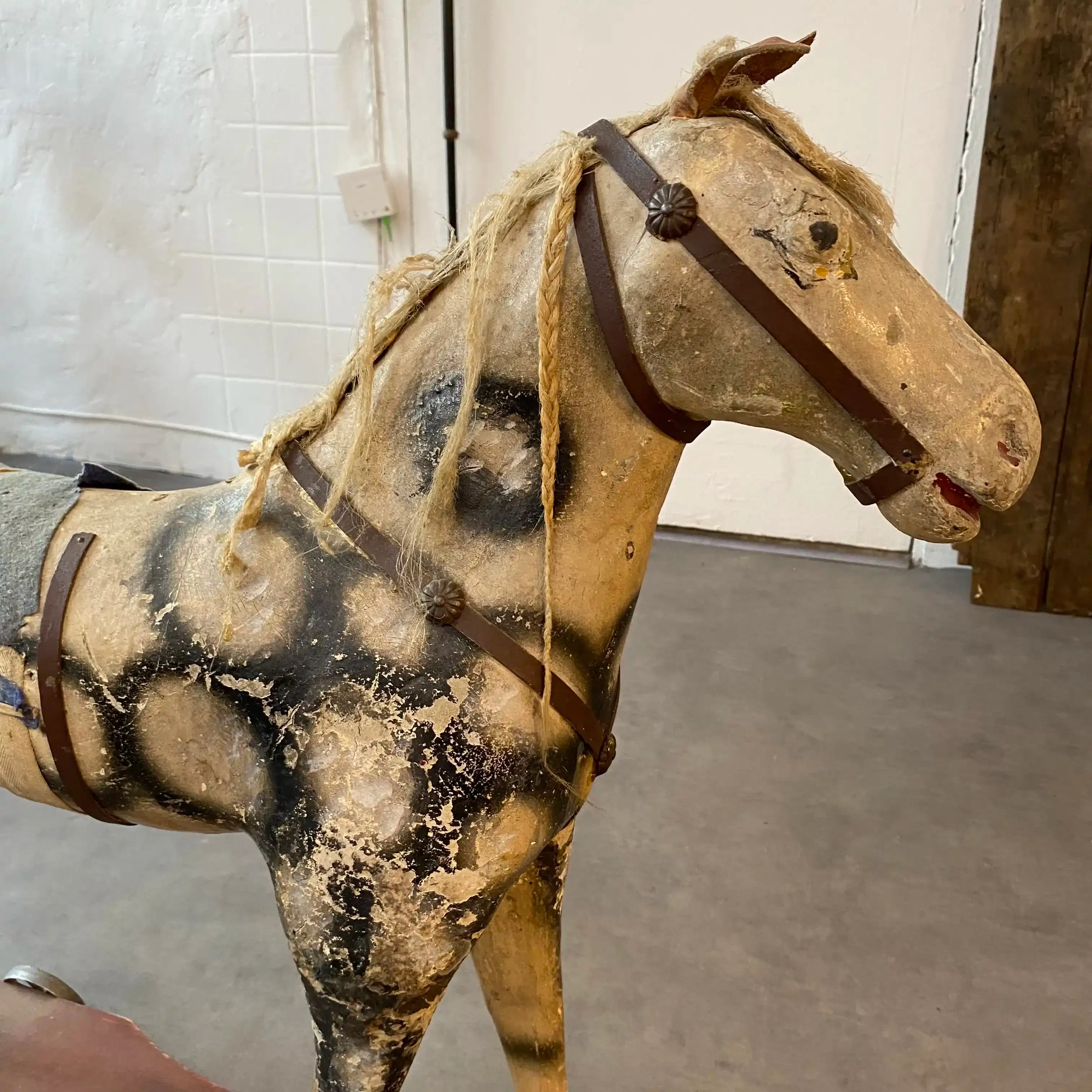 Cheval en carton et bois début XXe siècle