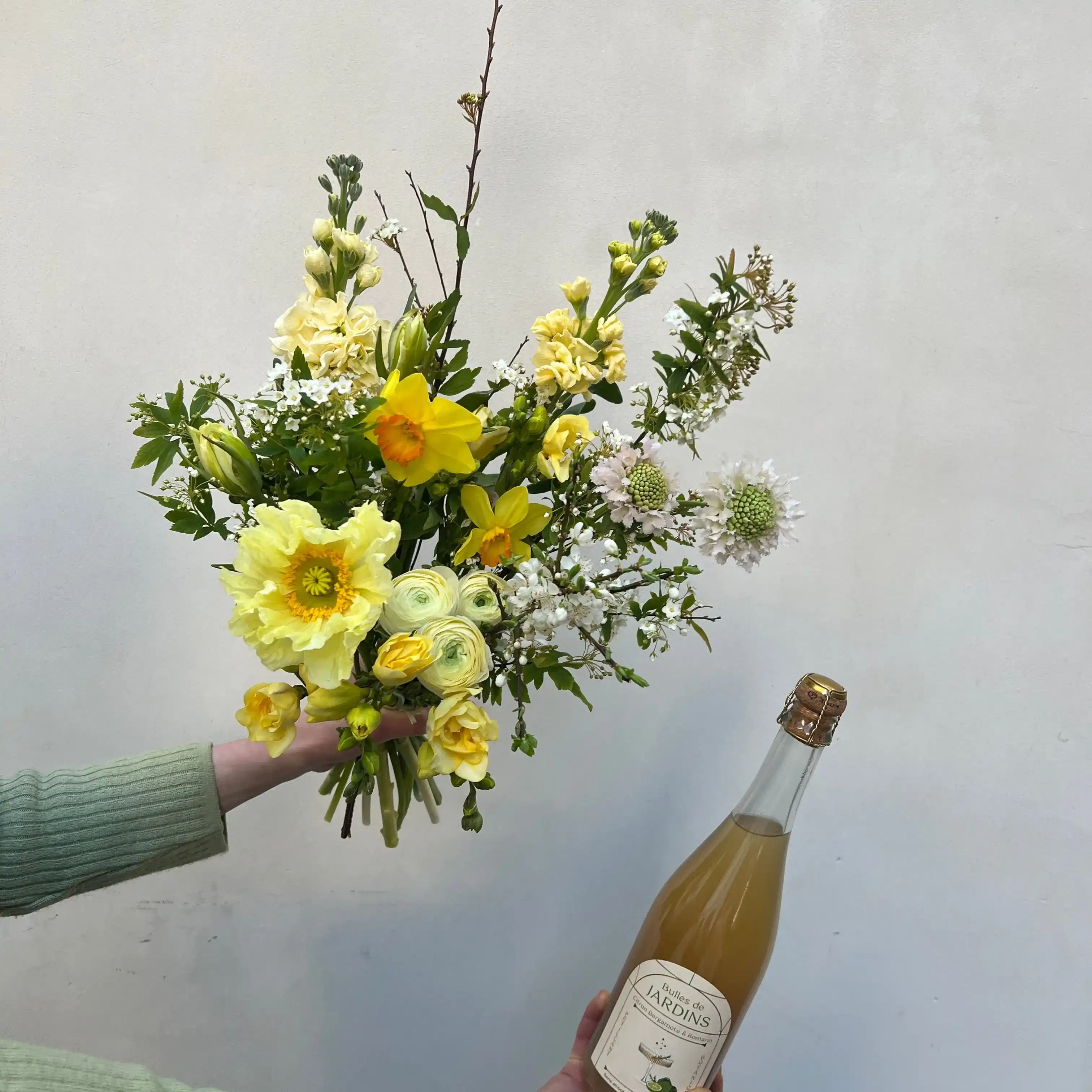 Pour le moment, Désirée livre exclusivement Paris intra-muros et la banlieue limitrophe. Toutes les photos de bouquets illustrent la taille "beaucoup". Les variétés de fleurs et la bouteille sélectionnée varient selon nos arrivages. Une livraison 100% garantie Une livraison aux petits oignons, ça ne s'improvise pas : chez Désirée, les destinataires sont systématiquement contactés (mais sans dire qu'ils vont recevoir un bouquet ni bien sûr de qui ça vient) pour nous assurer de leur présence et éviter les échecs de livraison. Vous avez une demande spécifique (couleurs, détails de livraison) ? Dites-nous tout dans le champ "commentaires" de la page panier ! Tous vos petits mots sont écrits à la main par de vrais humains, et nous mettons un point d'honneur à réaliser le bouquet de vos rêves en fonction des occasions ! Une boisson et des fleurs écoresponsables Un accord surprise entre un pétillant sans alcool, les délicieuses Bulles de Jardin, et un bouquet de fleurs de saison conçu spécialement pour accompagner la bouteille ! Des fleurs aux couleurs qui pétillent, oscillant entre le lilas et le corail et qui accompagneront délicieusement un verre de bulles. L'accord bouquet - pétillant se compose d'une bouteille de pétillant sans alcool d'une valeur de 12€ et d'un bouquet de la taille de votre choix (à partir de 55€). Une envie d'en savoir plus sur notre démarche ? Découvrez les engagements de Désirée, fleuriste écoresponsable !