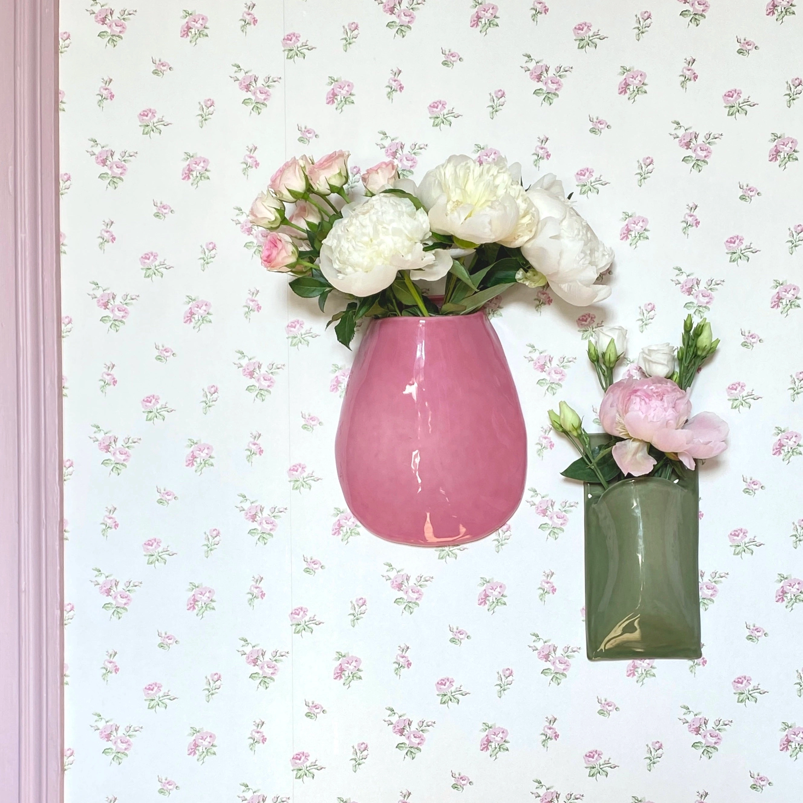 Vase suspendu en céramique, émaillé rose bonbon brillant, taille environ 24 x 18 cm