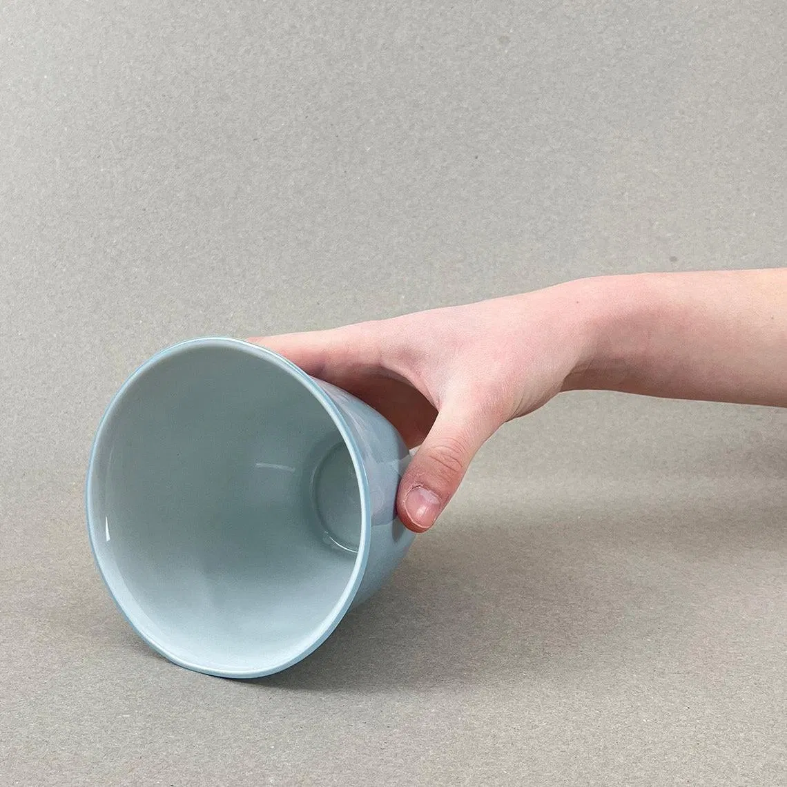 Porcelaine teintée dans la masse Pièces à colorations variables. h: 11,5 cm, diam. : 11 cm Contenance 500 Ml Se lever et débuter un moment qui ne devrait jamais se finir. Comme boire une grande tasse de thé en regardant le soleil se lever sur la montagne et en écoutant une douce musique pour accompagner cette contemplation. Cette grand tasse à thé offre quelques minutes de repos avant d'entamer la journée. Les objets de cette collection sont obtenues par coulage, un à un, à la main. L'aspect marbré qui se dessine délicatement à la surface provient de l'ajout d'une couleur directement dans la pâte de porcelaine au moment du coulage.