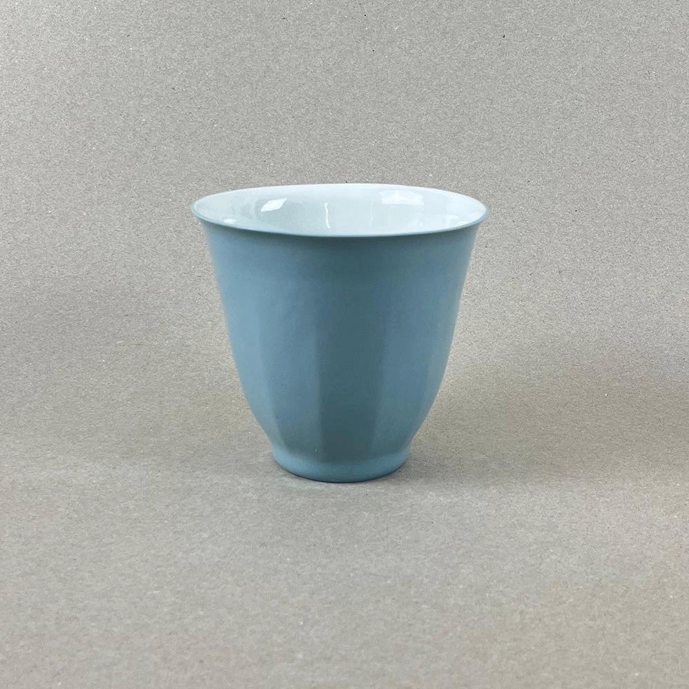 Porcelaine teintée dans la masse Pièces à colorations variables. h: 11,5 cm, diam. : 11 cm Contenance 500 Ml Se lever et débuter un moment qui ne devrait jamais se finir. Comme boire une grande tasse de thé en regardant le soleil se lever sur la montagne et en écoutant une douce musique pour accompagner cette contemplation. Cette grand tasse à thé offre quelques minutes de repos avant d'entamer la journée. Les objets de cette collection sont obtenues par coulage, un à un, à la main. L'aspect marbré qui se dessine délicatement à la surface provient de l'ajout d'une couleur directement dans la pâte de porcelaine au moment du coulage.