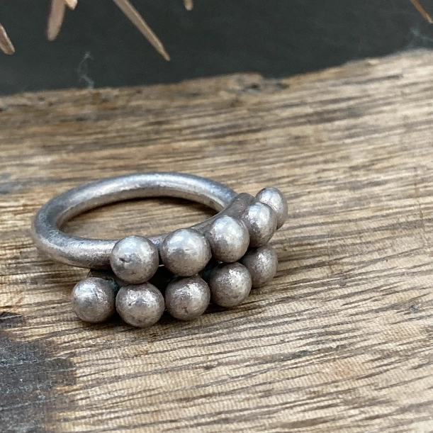 Bague réglable en argent réalisée par les Karen.
Les Karen sont un groupe ethnique tibéto-birman de 4 à 5 millions de personnes, dont 10 % environ vivent en Thaïlande et 90 % en Birmanie.
Matière : Argent
Couleur : Argent
Tailles :
53-54
60-61
