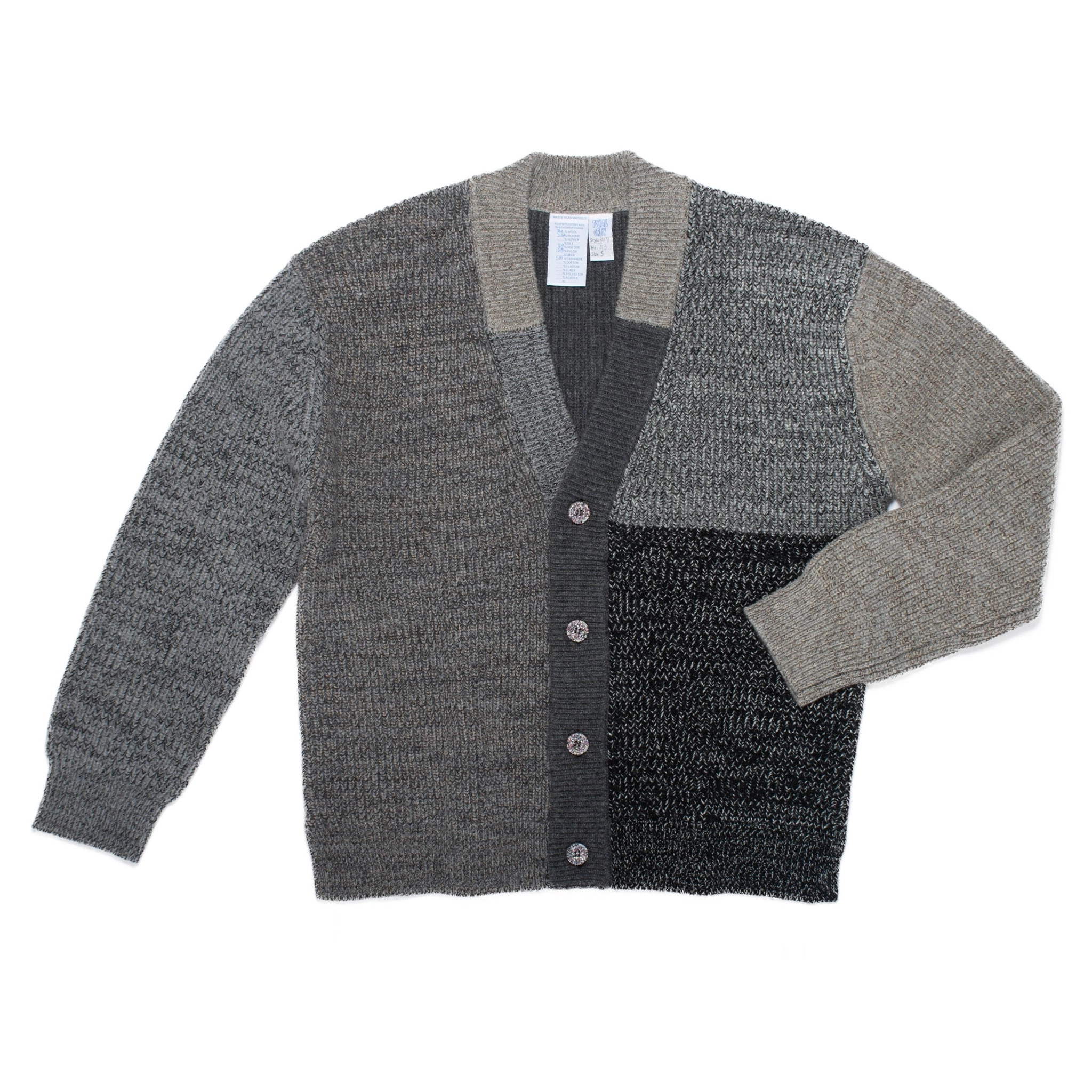 Cardigan tricoté taille S. PATTI est un cardigan à col en V avec une large patte de boutonnage façon patchwork.
Sa coupe droite et décontractée présente des épaules tombantes et des fentes sur les coutures latérales. Les boutons sont fabriqués à partir de plastique recyclé.
Le modèle est défini, mais les couleurs et le fil sont choisis par la roue de la fortune WYP, ce qui rend chaque pièce véritablement unique au monde.