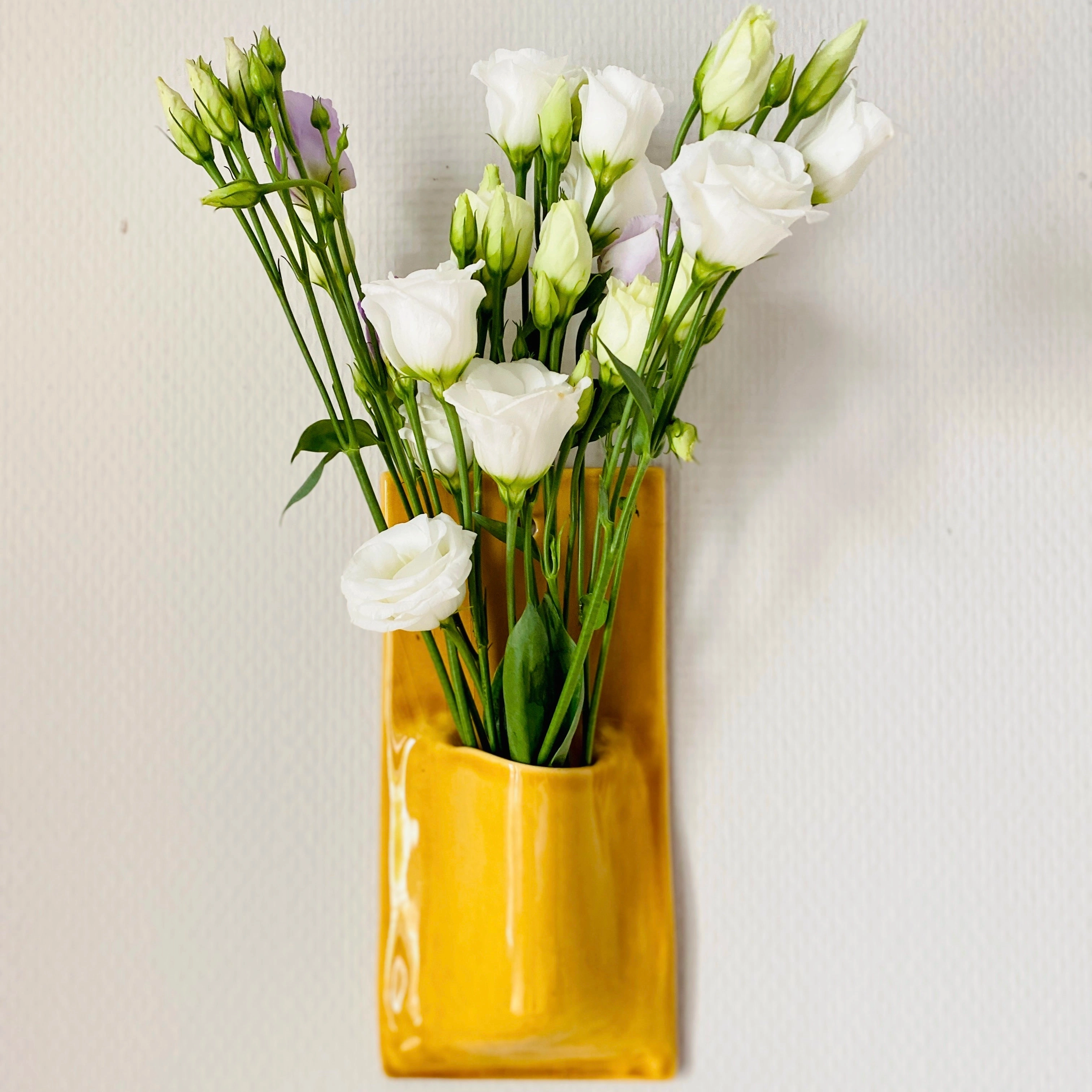 Vase mural en faience, fabriqué à la main à Paris. Émaille jaune foncé. Environ 22x10x5 cm. Dispo sur commande dans la couleur de votre choix. CAP Céramique Artisanale Parisienne.