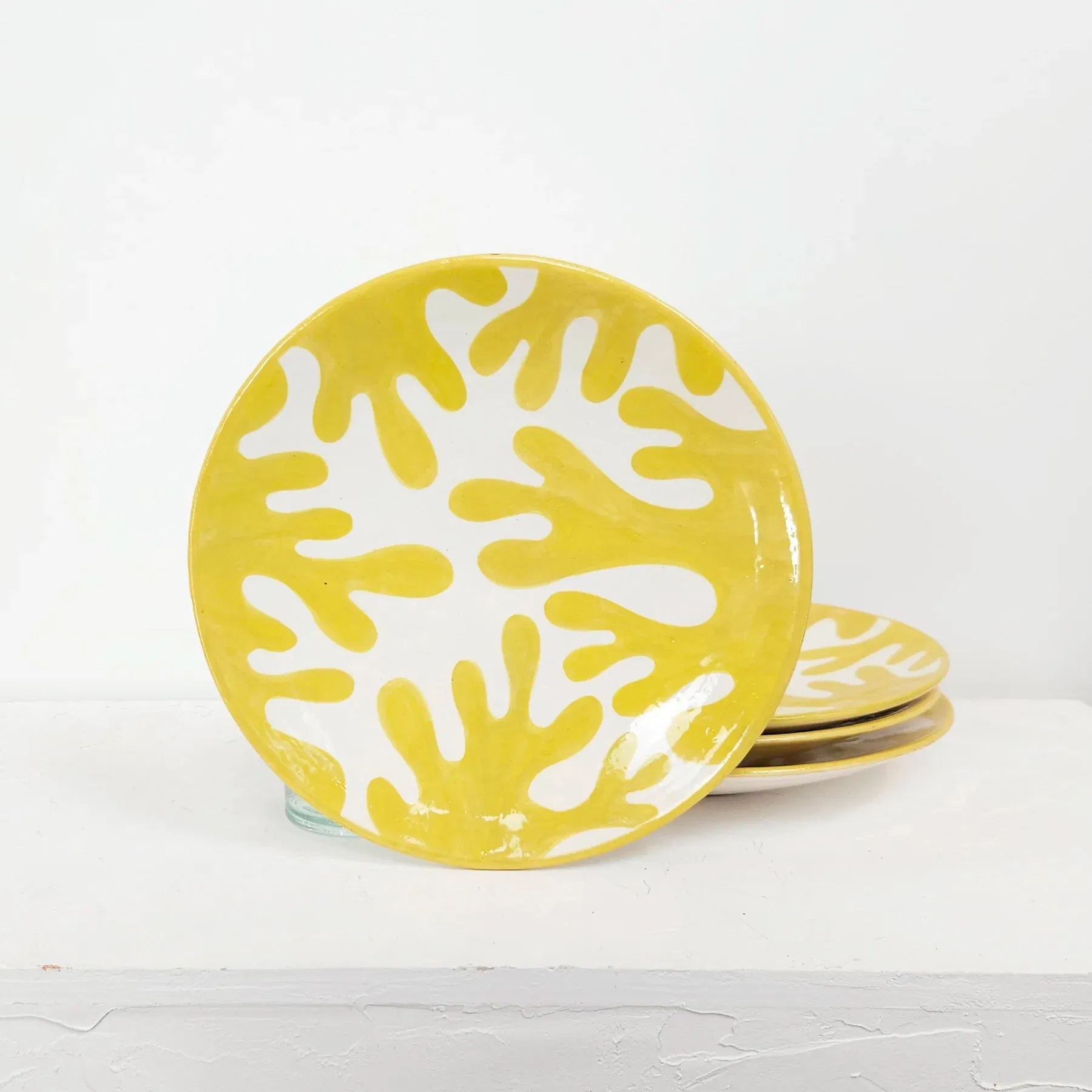 Chaque dessin est pensé pour s’associer aux autres motifs. Tous nos motifs sont imaginés et crées par et pour M3TISS et réalisés exclusivement pour la marque.
Amusez-vous à les associer entres elles.
Chaque pièce est tournée à la main par notre potier, puis enduite d’un engobe (émail blanc) avant d’être décorée à main levée de nos motifs uniques, puis émaillée et cuite une seconde fois afin de révéler la profondeur des couleurs.
Tous les dessins sont réalisés à main levée par notre dessinatrice Hind qui trace au crayon le contour du motif puis vient le peindre méticuleusement chaque pièce.