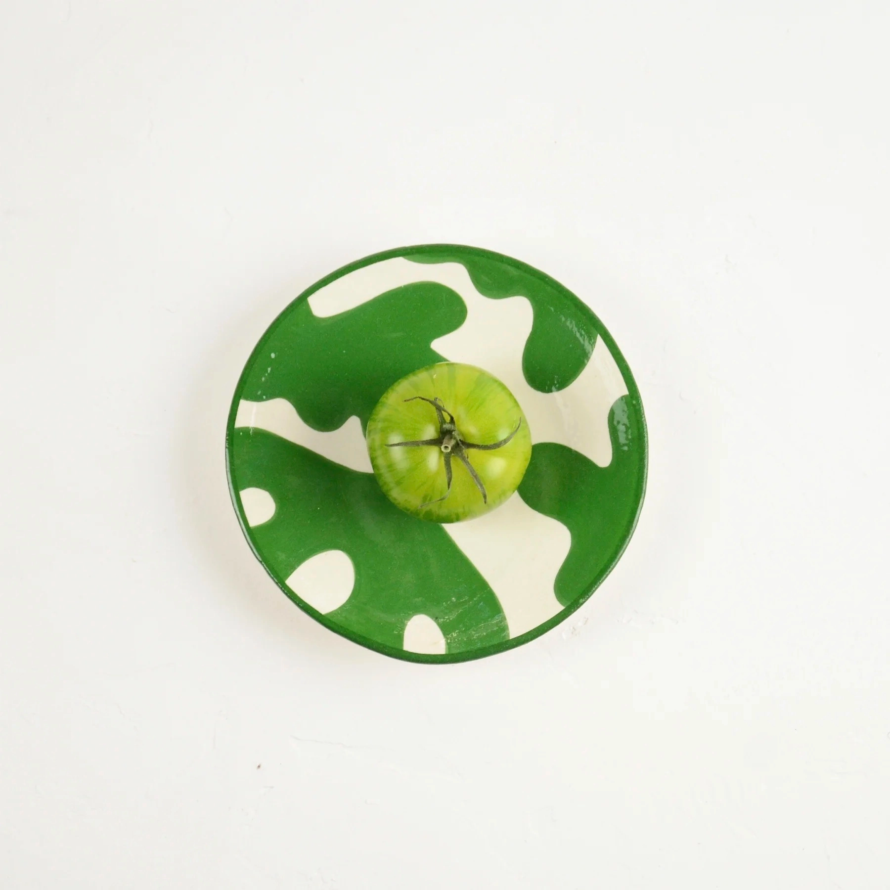 Chaque dessin est pensé pour s’associer aux autres motifs. Tous nos motifs sont imaginés et crées par et pour M3TISS et réalisés exclusivement pour la marque.
Amusez-vous à les associer entres elles.
Chaque pièce est tournée à la main par notre potier, puis enduite d’un engobe (émail blanc) avant d’être décorée à main levée de nos motifs uniques, puis émaillée et cuite une seconde fois afin de révéler la profondeur des couleurs.
Tous les dessins sont réalisés à main levée par notre dessinatrice Hind qui trace au crayon le contour du motif puis vient le peindre méticuleusement chaque pièce.